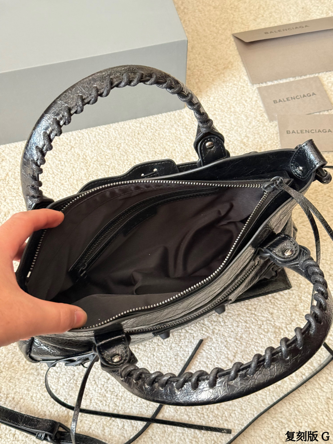 复刻版 p290 BALENCIAGA Le City Nano机车包 巴黎世家Le City Nano机车包，选用细纹羊皮革，质感柔软耐用。经典铆钉＋流苏设计，机车风满满，超有个性！黑色包身百搭，通勤休闲都能轻松驾驭。Nano尺寸小巧精致，内部空间合理，手机钱包都能装下，肩带可调节，单肩斜挎随心切换，实用又时髦！ 尺寸33.5 6.5 20