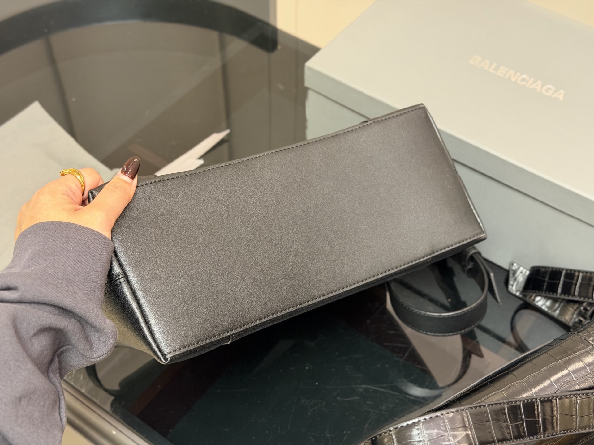 &yen;180 &yen;185 配盒！！ size：28cm 33cm Balenciaga down town 巴黎世家新款沙漏 异型包的设计又酷又高级 包身容量可观