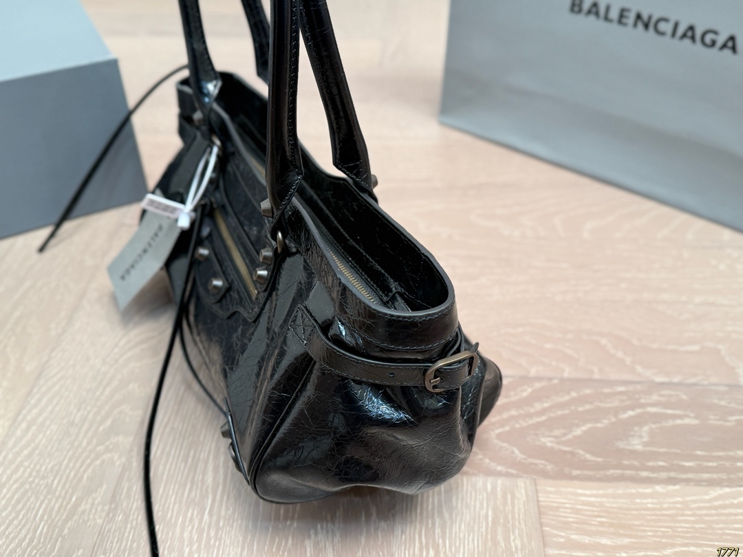 &yen;250飞机盒 Balenciaga 巴黎世家新款 男女通用款哦 众多明星追捧的单品 原版面料 原单品质 超高回头率 尺寸31 16