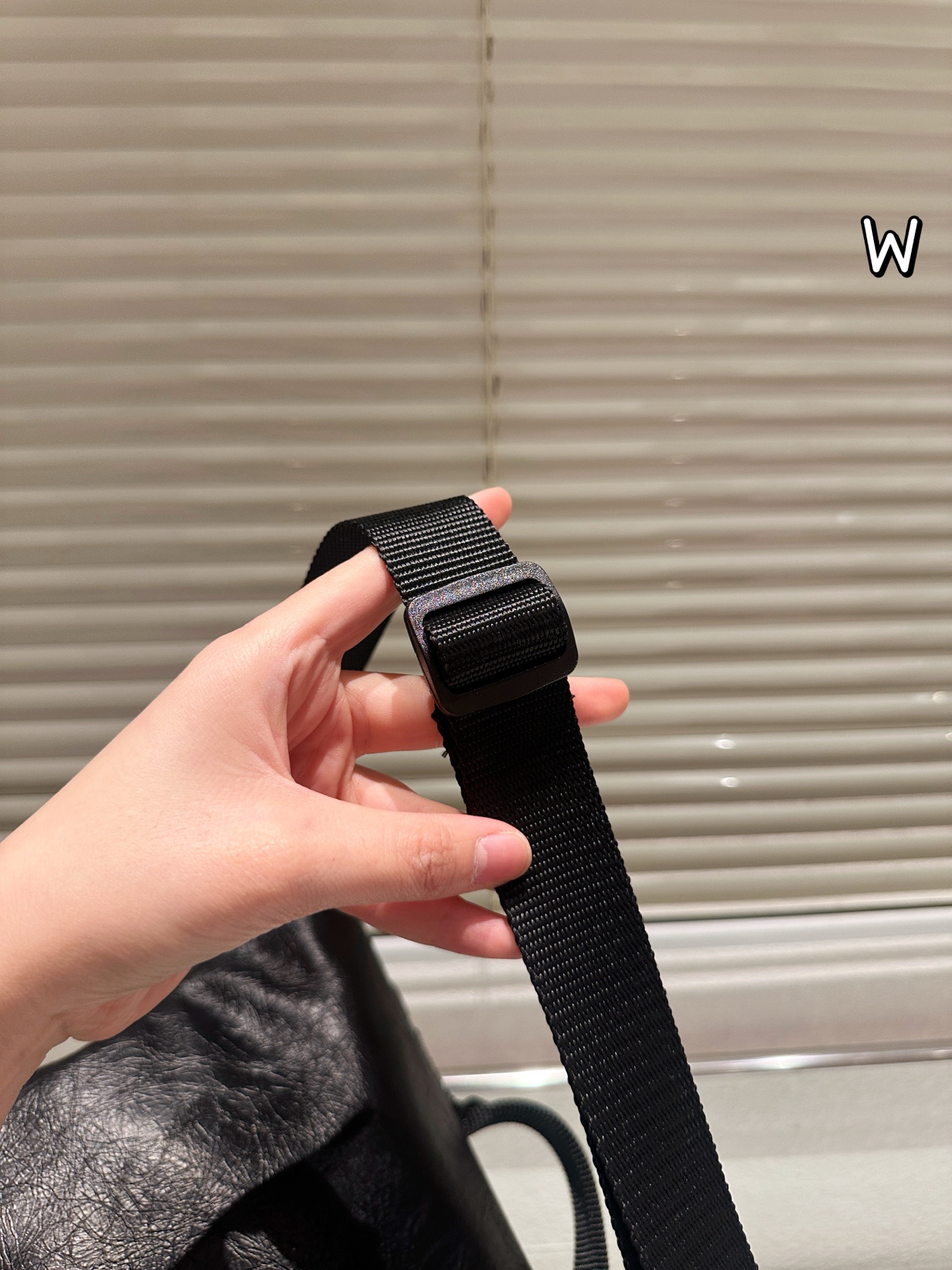 P140 巴黎世家 ARMY 系列腰包 &bull;巴黎世家ARMY系列腰包，黑色小羊皮材质，手感细腻又耐用，机能风设计超有型！拉链+多口袋，收纳超方便，通勤、户外都能用林。肩带可调节， 腰包斜挎随心切换，百搭又实用。ARMY系列硬朗风格，潮流爱好者必入，搭配简约或机能风穿搭都很出彩 26x21x9cm约 26x21x9cm，