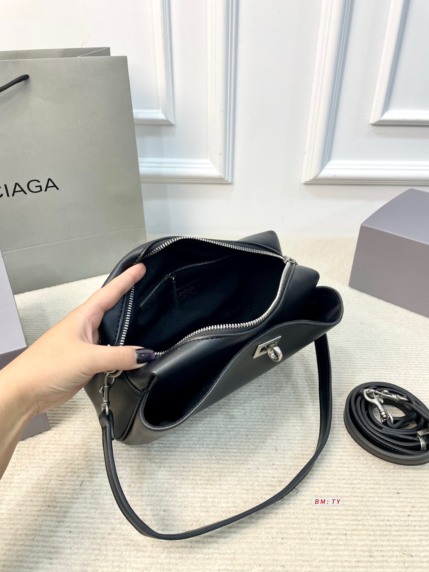 💰155 配折叠礼盒 巴黎世家Rodeo相机包，哑光质感+细腻褶纹，皮质柔软有韧性，越用越有光泽。简约包身配金属锁扣，细节精致，低调又高级！容量适中，手机、充电宝、笔记本都能装下，通勤休闲都OK。肩带可调节，手拎斜挎随心切换，实用又时髦。 尺寸：25*11*16