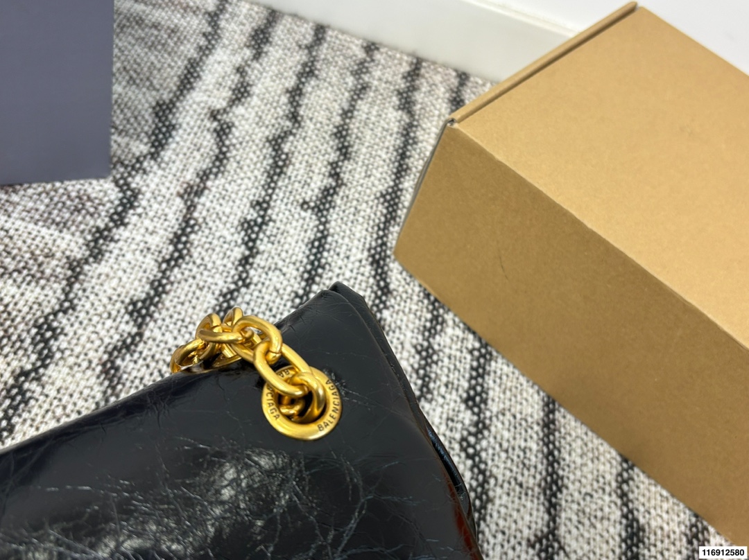 p170 配礼盒 尺寸28.20 黑金绝配|这只Monaco油蜡皮中号 黑金+油蜡皮这个组合 这就是我的本命包啊！🖤 油蜡皮自带微妙的光泽度和做旧纹理 摸起来是柔润的蜡感 越用越有个人痕迹 而且超级耐造 内里还有一个带拉链的夹层 日常出门完全够用 - 五金是做旧的复古金色，Blogo比较低调 - 开合是磁吸扣，单手操作超方便 - 油蜡皮会有自然的褶皱纹理 喜欢复古感的会爱死 如果你在找一只帅气、能装、不娇气又充满高级感的通勤包，黑金油蜡皮Monaco中号绝对值得冲！