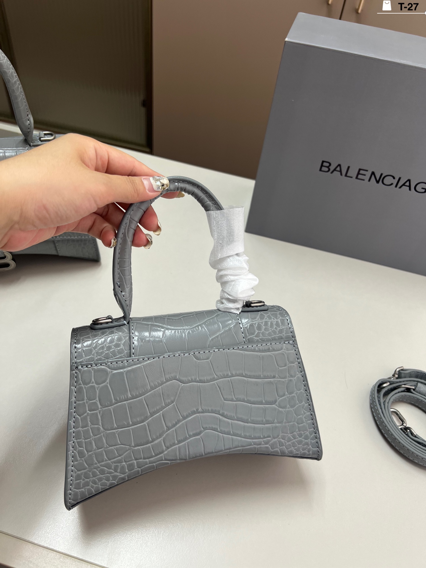 小💰p135 巴黎世家沙漏包（鳄鱼纹） 优雅 时尚 简单又大方 还带给你带来复古潮流的感觉 T-27尺寸19&times;9/22&times;10折叠盒