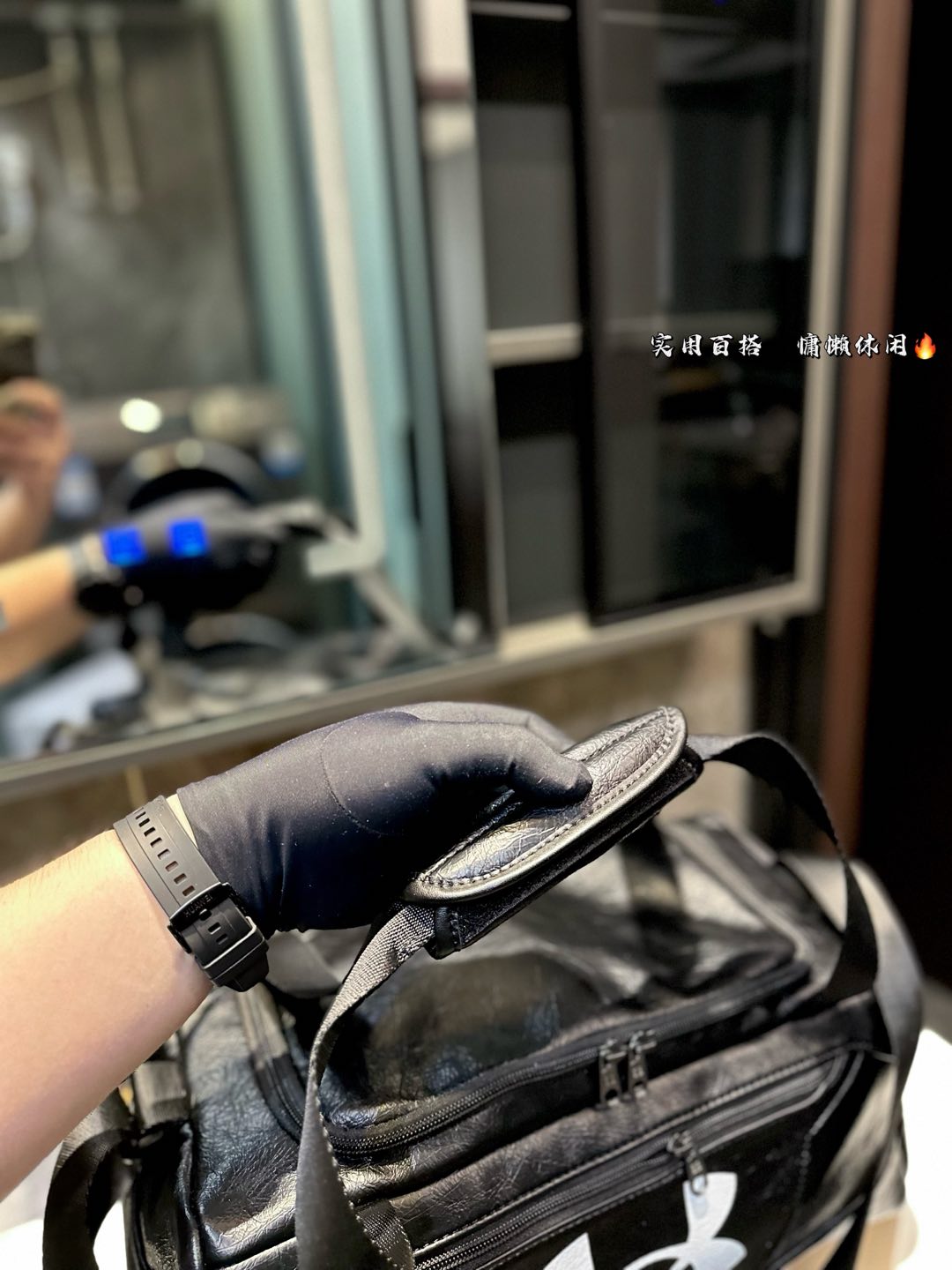 ❤️P175❤️ 种草巴黎世家的健身包联名安德玛 巴黎世家,时尚界的宠儿! 每一款单品都仿 佛在诉说着潮流的故事。 今日种草一个健身包包和安德玛联名的、这款包包,简直就是潮流界的超级巨星!它不仅拥有巴黎世家的奢华质感,还注入了安德玛的专业运动元素。巴黎世家,点燃时尚之火!它的设计充满力量感,让你自信满满地迎接每一个挑战。勇敢地展现自己的时尚态度 尺寸:39 18