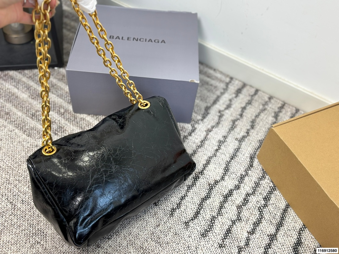 p170 配礼盒 尺寸28.20 黑金绝配|这只Monaco油蜡皮中号 黑金+油蜡皮这个组合 这就是我的本命包啊！🖤 油蜡皮自带微妙的光泽度和做旧纹理 摸起来是柔润的蜡感 越用越有个人痕迹 而且超级耐造 内里还有一个带拉链的夹层 日常出门完全够用 - 五金是做旧的复古金色，Blogo比较低调 - 开合是磁吸扣，单手操作超方便 - 油蜡皮会有自然的褶皱纹理 喜欢复古感的会爱死 如果你在找一只帅气、能装、不娇气又充满高级感的通勤包，黑金油蜡皮Monaco中号绝对值得冲！