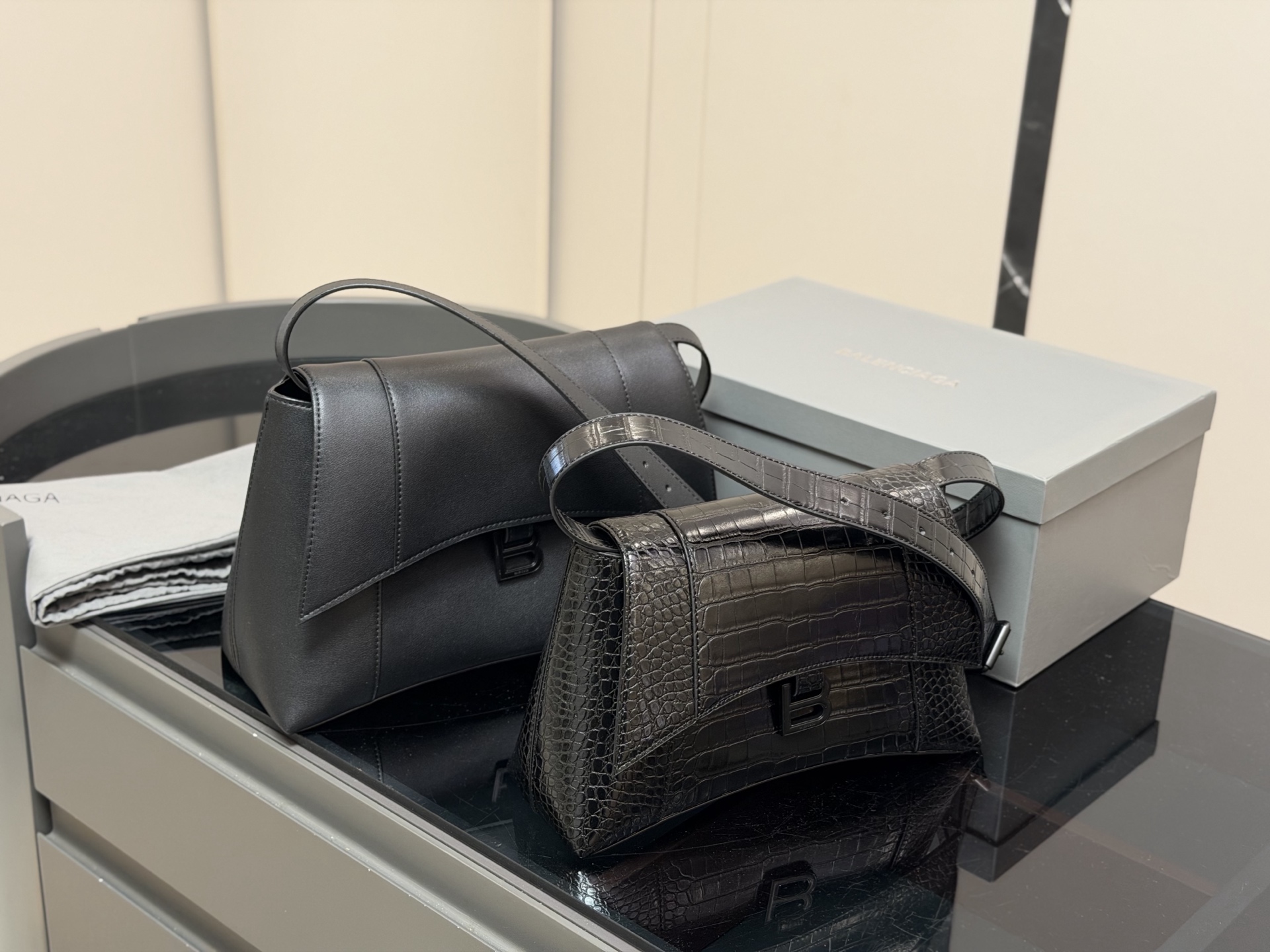 &yen;180 &yen;185 配盒！！ size：28cm 33cm Balenciaga down town 巴黎世家新款沙漏 异型包的设计又酷又高级 包身容量可观