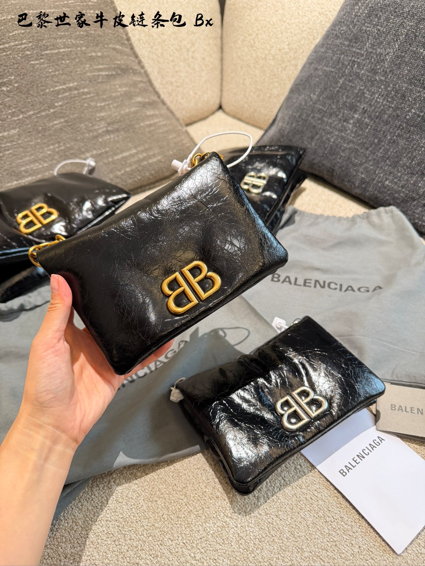 p150p175 巴黎世家新到美丽的小包包 巴黎世家monaco nano手袋 尺寸：长18cm，25cm &bull; 蓬松细纹羊皮革 &bull; Nano手袋 &bull; 链式肩带53.8厘米，把链条绑起来还可以当作手包哦🩵