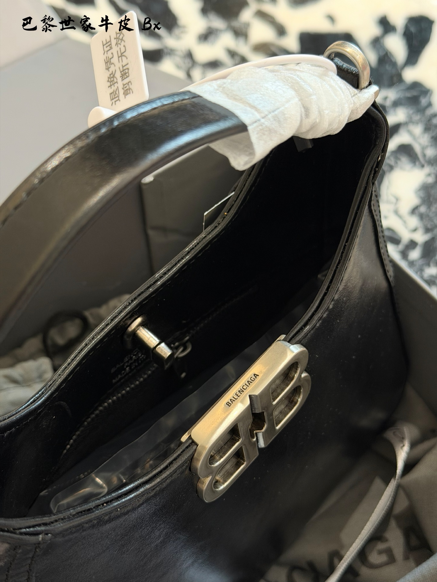 p180 巴黎世家最新款BBsofthobo 巴黎世家太精艳啦 时尚的设计，简约又大气，容量可观✔️ 包身自重轻，实用性超强，同时还不失时尚感 背上他，瞬间成为街头时尚达人，回头率超高🤫 单手柄手提，可调节可拆卸斜跨肩带❗️❗️ 做旧银色BB标识金属五金配件🖤 材质:头层牛皮 20cm