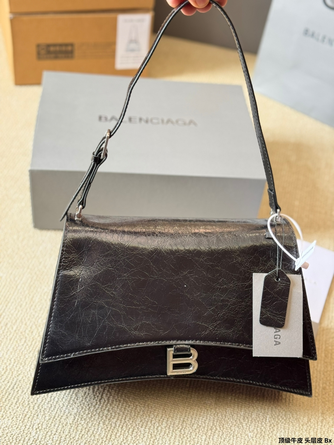 顶级原单 头层皮 p230/p210 Balenciaga 秋季新款 Crush 包款強勢登場!独特的标志 性弧线形状造型底部设置一个圆润光滑的拱形弧线,以解构手法重释经典 OR柔韧的造型易于折叠和展开,拱形包底与尖角边缘设计,包型搭配层次分明的内部空问。压光牛皮与柔软羊皮革内里,手袋肌理与设计亮点 均彰显出其绝佳的触感。改为可调节肩带设计,细节满满° 取消链条改为肩带更加偏向中性风,男生也可以 完美驾驭啦! 尺寸:大号30 20cm 小号25 16cm