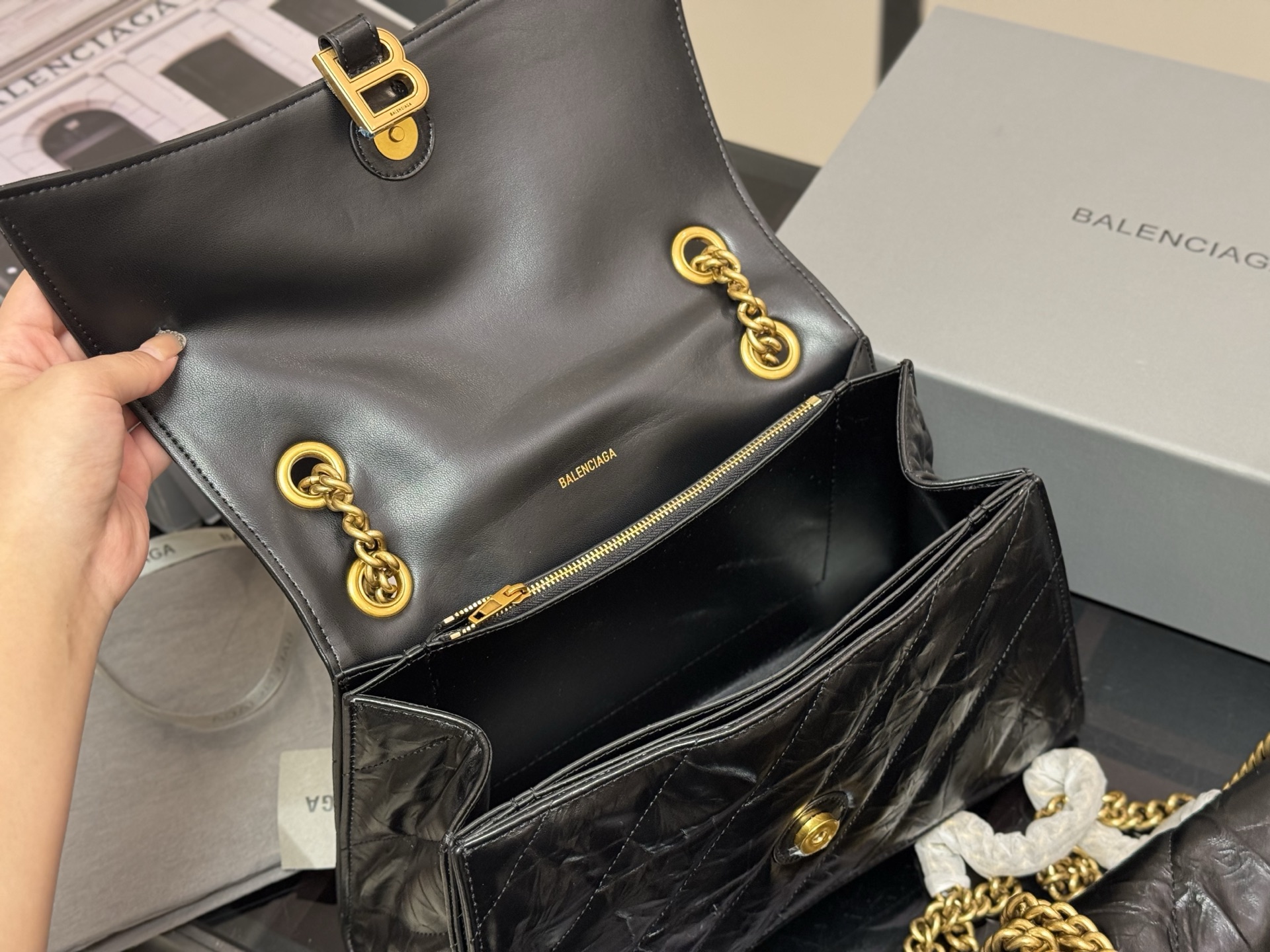 &yen;190 &yen;240 配盒牛皮 size：25*16cm 31*19cm crush直击我的心 巴黎世家新款包包 crush真的太高级了吧! 材质摸起来超级舒服~ 软fufu的颜值很高！