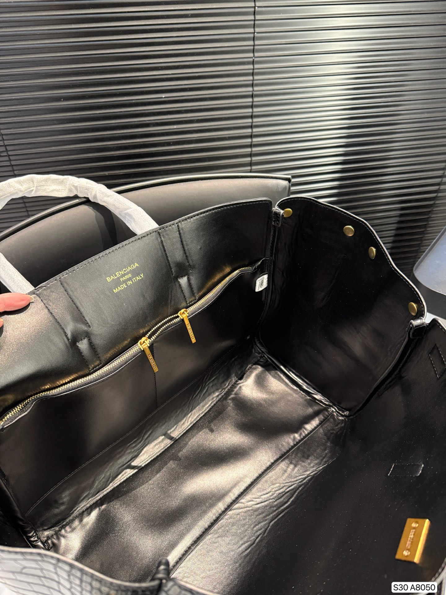 P200 巴黎世家新款RODEO大廓形包包 柔软的大廓形包包 上身慵懒感立刻get、 真的很喜欢又方便又酷的超实用大包! 尺寸38 28 货号A8050