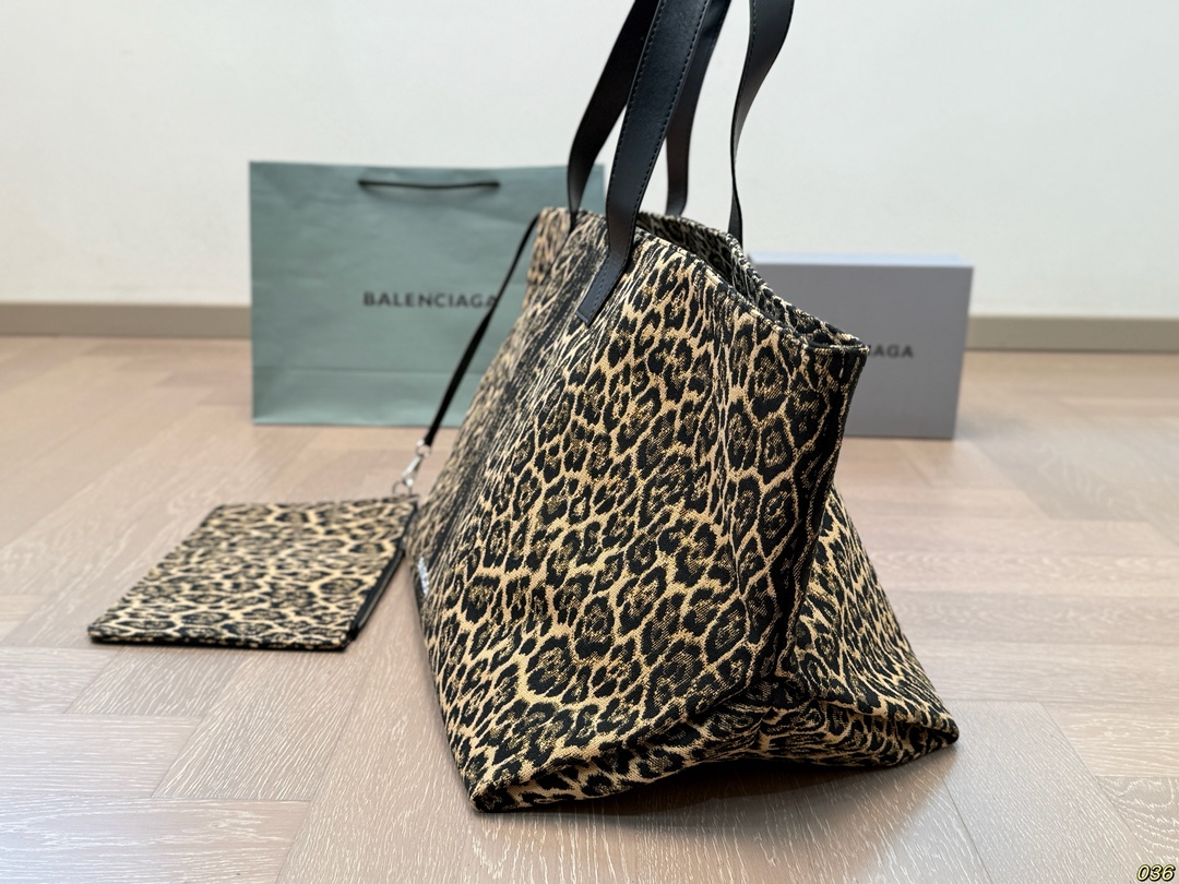 &yen;170 巴黎世家 Balenciaga托特包 最新款帆布豹纹 豹纹一直是时尚圈的代名词 上身就是时髦精 容量很大 尺寸：底45高34