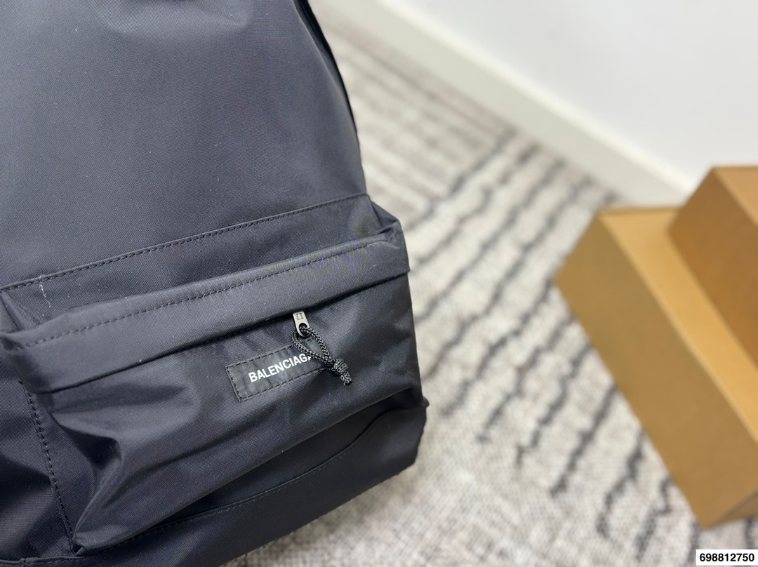 p190 Balenciaga双肩包 巴黎世家 男女皆可 百搭休闲 容量超惊人 重点是真的很轻便 设计也很简约耐看 尺寸33 44