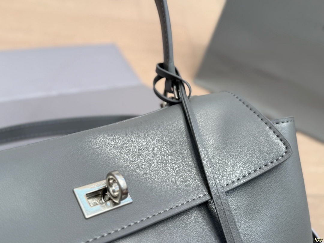 小号&yen;225折叠盒 Balenciaga巴黎世家新款 任何风格都可轻松驾驭 适合日常 旅游 出行 集美必备 尺寸：小号27 19