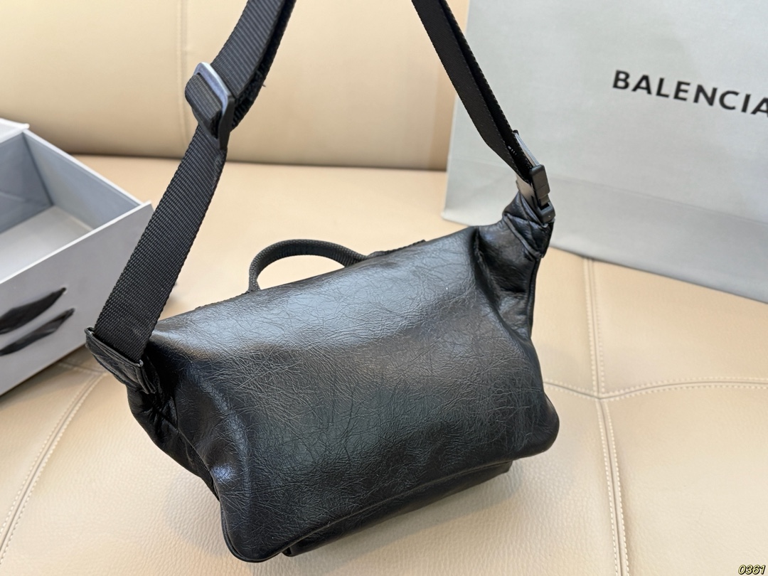 ¥140 Balenciaga 巴黎世家新款腰包 任何风格都可轻松驾驭 适合日常 旅游 出行 集美必备 尺寸24 17
