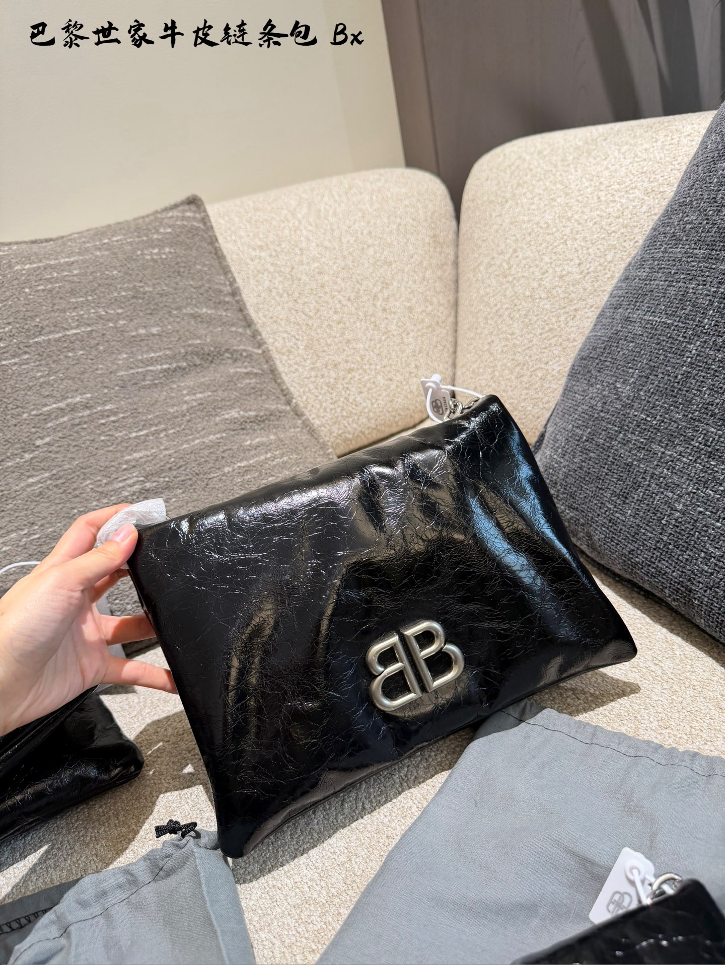 p150p175 巴黎世家新到美丽的小包包 巴黎世家monaco nano手袋 尺寸：长18cm，25cm &bull; 蓬松细纹羊皮革 &bull; Nano手袋 &bull; 链式肩带53.8厘米，把链条绑起来还可以当作手包哦🩵