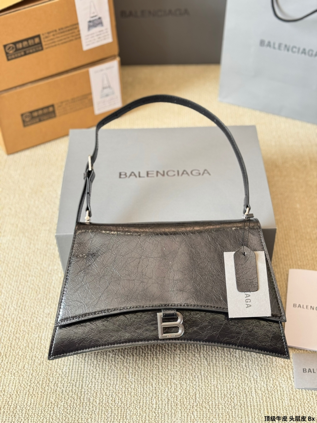 顶级原单 头层皮 p230/p210 Balenciaga 秋季新款 Crush 包款強勢登場!独特的标志 性弧线形状造型底部设置一个圆润光滑的拱形弧线,以解构手法重释经典 OR柔韧的造型易于折叠和展开,拱形包底与尖角边缘设计,包型搭配层次分明的内部空问。压光牛皮与柔软羊皮革内里,手袋肌理与设计亮点 均彰显出其绝佳的触感。改为可调节肩带设计,细节满满° 取消链条改为肩带更加偏向中性风,男生也可以 完美驾驭啦! 尺寸:大号30 20cm 小号25 16cm