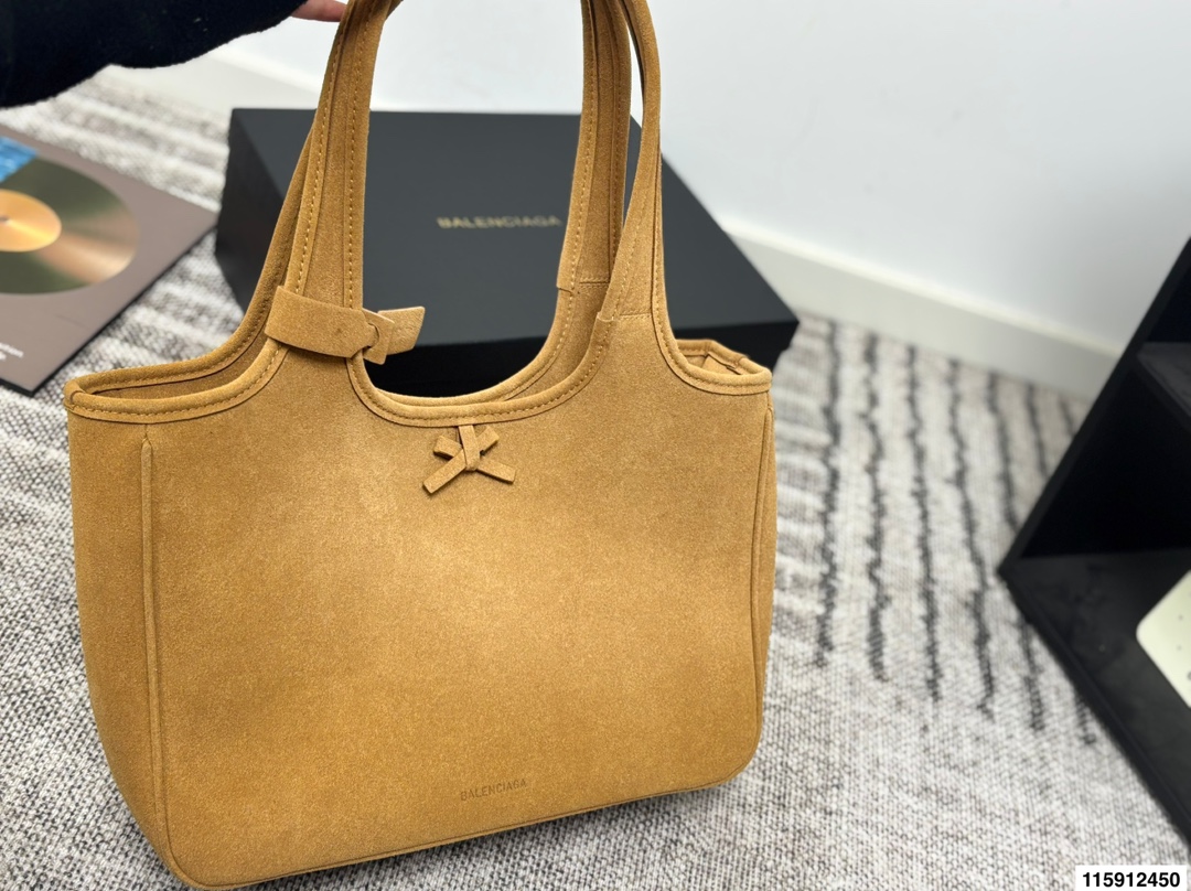 p160 配盒子巴黎世家 Balenciaga 巴黎世家 托特包 这款黑色托特包采用麂皮 表面细腻有质感，设计极简，线条流畅，低调又高级。容量大，通勤或短途出行都很实用，手提肩背都方便。黑色百搭，轻松融入各种穿搭，简约风格爱好者必入！日常通勤、休闲场合都能hold住，实用又提升造型感山 尺寸36 24