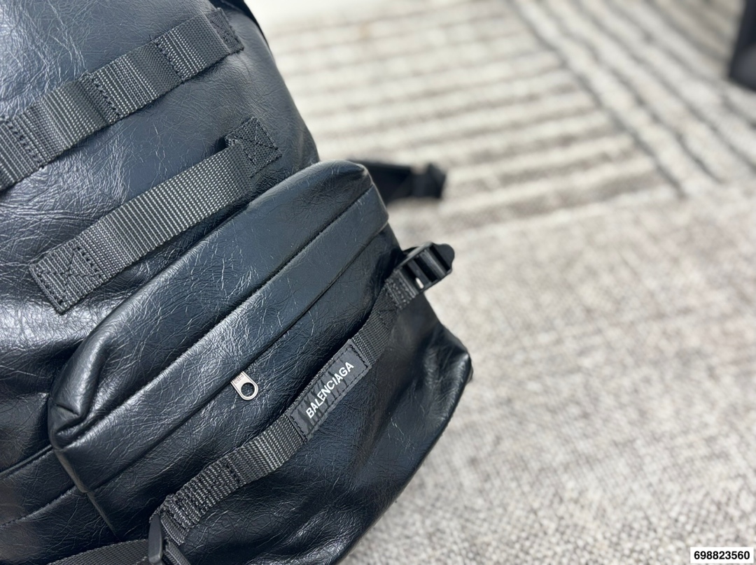 P270⚠️尺寸28.43 巴黎世家 牛仔双肩包 泰酷辣~ 凹照型神器 潮男必备 气质UP UP UP!!!