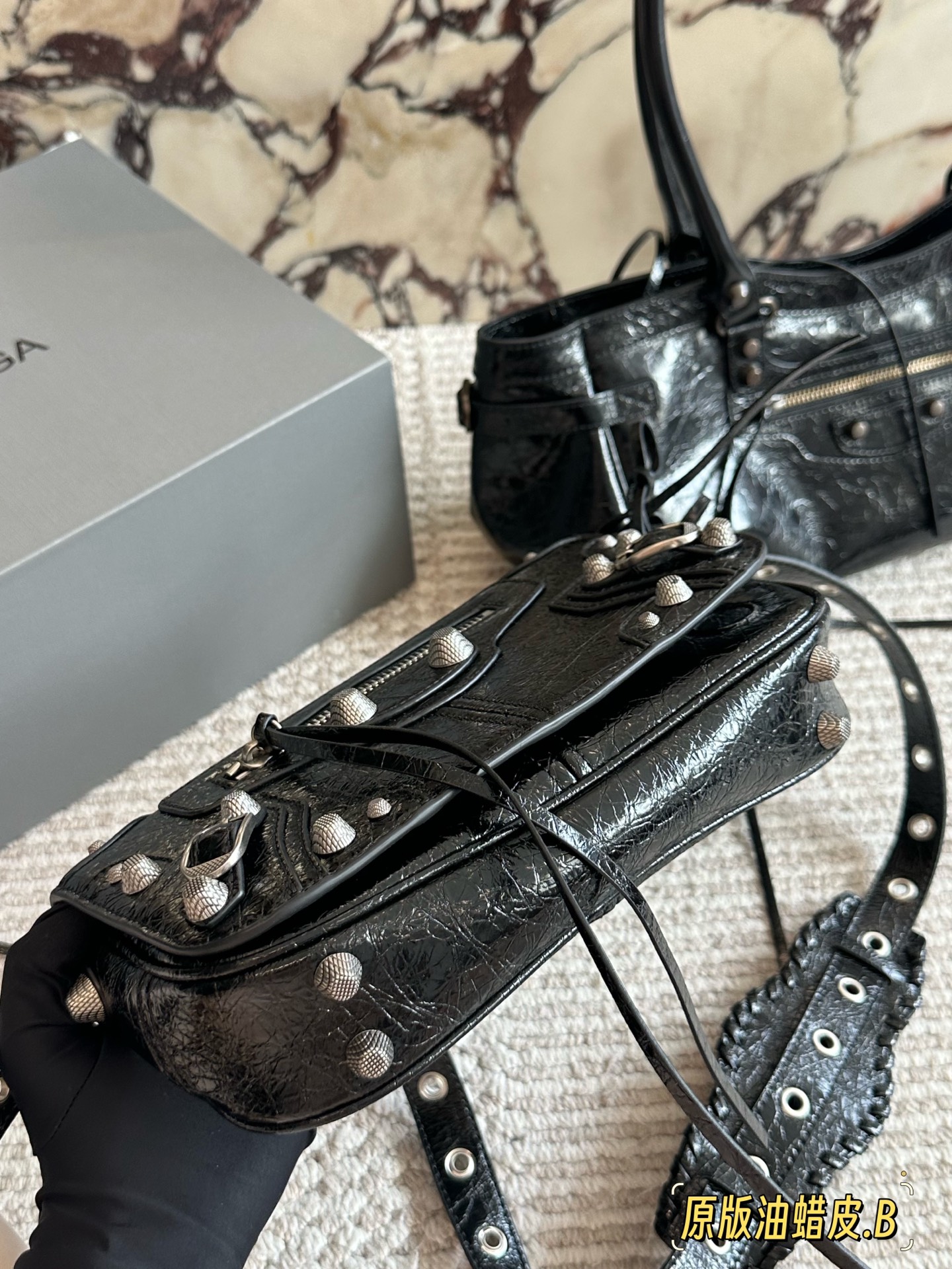 💰250 油蜡皮 配盒 size：24*14cm 巴黎世家Le duffle 致敬经典机车包系列重磅新款 不要泰可爱了吧!! 小小只百搭神器 mini size！ 可调节编织肩带附加孔眼 外挂皮革卡包、心型挂镜 🉑️腋下🉑️肩背🉑️斜背