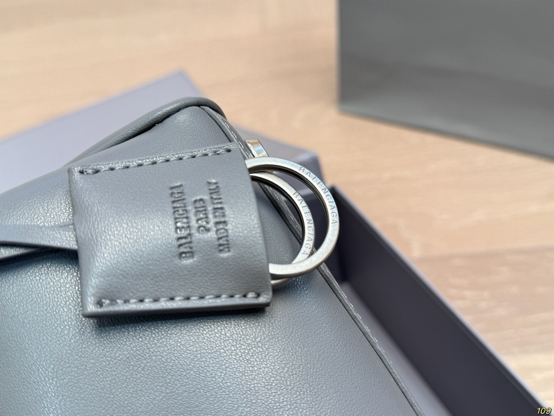 小号&yen;225折叠盒 Balenciaga巴黎世家新款 任何风格都可轻松驾驭 适合日常 旅游 出行 集美必备 尺寸：小号27 19