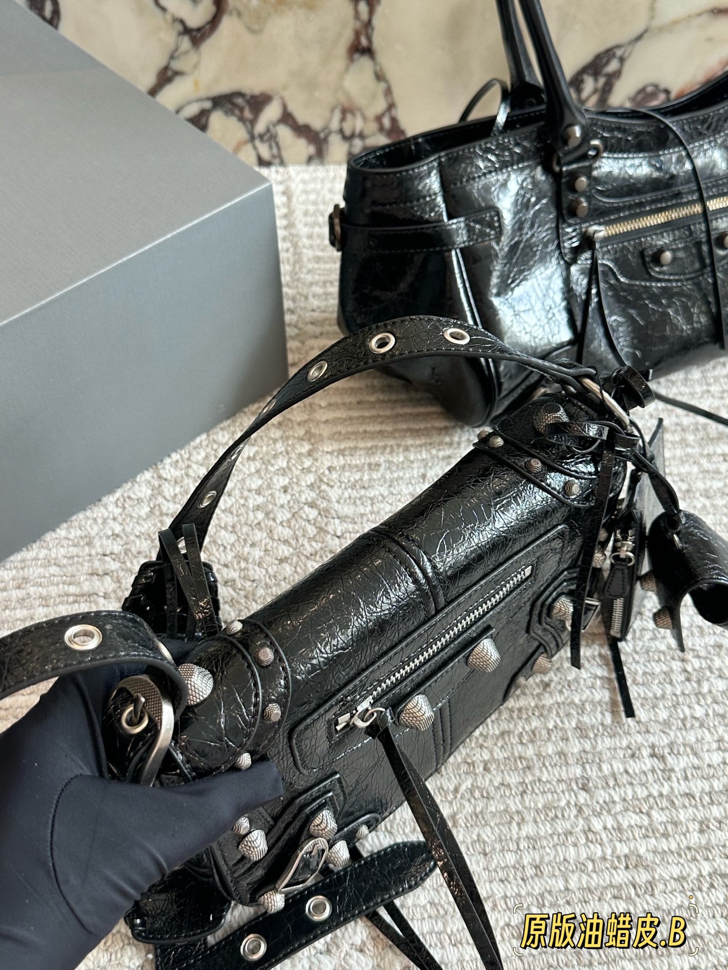 💰250 油蜡皮 配盒 size：24*14cm 巴黎世家Le duffle 致敬经典机车包系列重磅新款 不要泰可爱了吧!! 小小只百搭神器 mini size！ 可调节编织肩带附加孔眼 外挂皮革卡包、心型挂镜 🉑️腋下🉑️肩背🉑️斜背