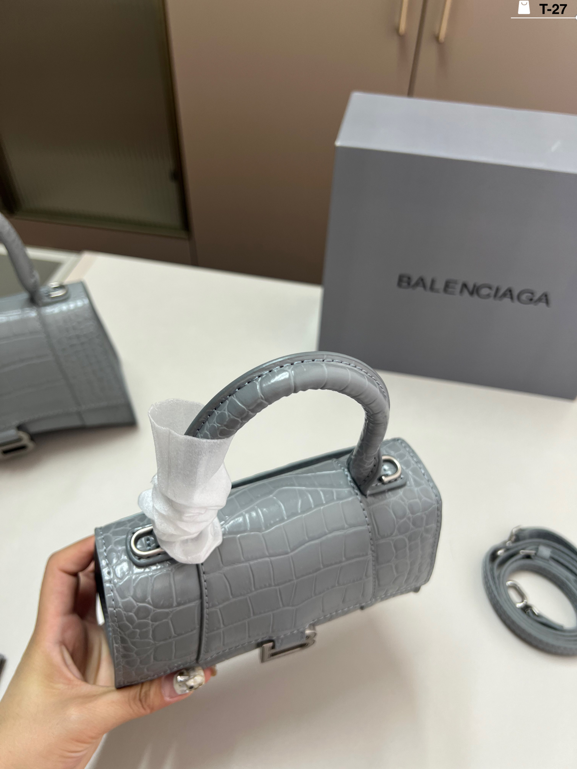 小💰p135 巴黎世家沙漏包（鳄鱼纹） 优雅 时尚 简单又大方 还带给你带来复古潮流的感觉 T-27尺寸19&times;9/22&times;10折叠盒