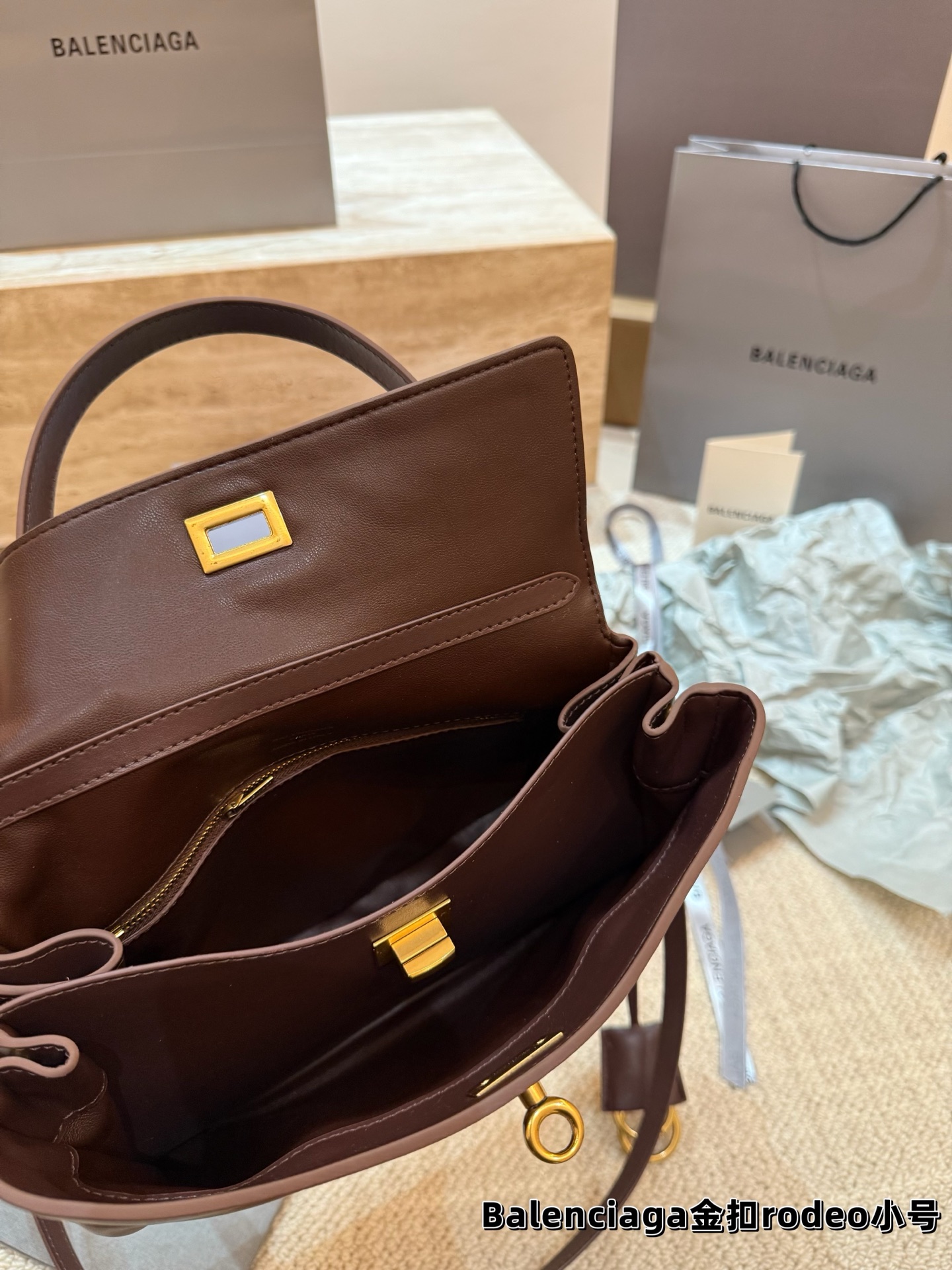顶级原单 P240 巴黎世家 RODEO 托特包 矮个子也能驾驭的一款包包! 虽说是有两个扣子 建议老婆们扣在里面 前面可以拉拢下来更有设计感 更独特 和秋冬季的衣服超好搭!超米超喜欢💕 尺寸小号28.20