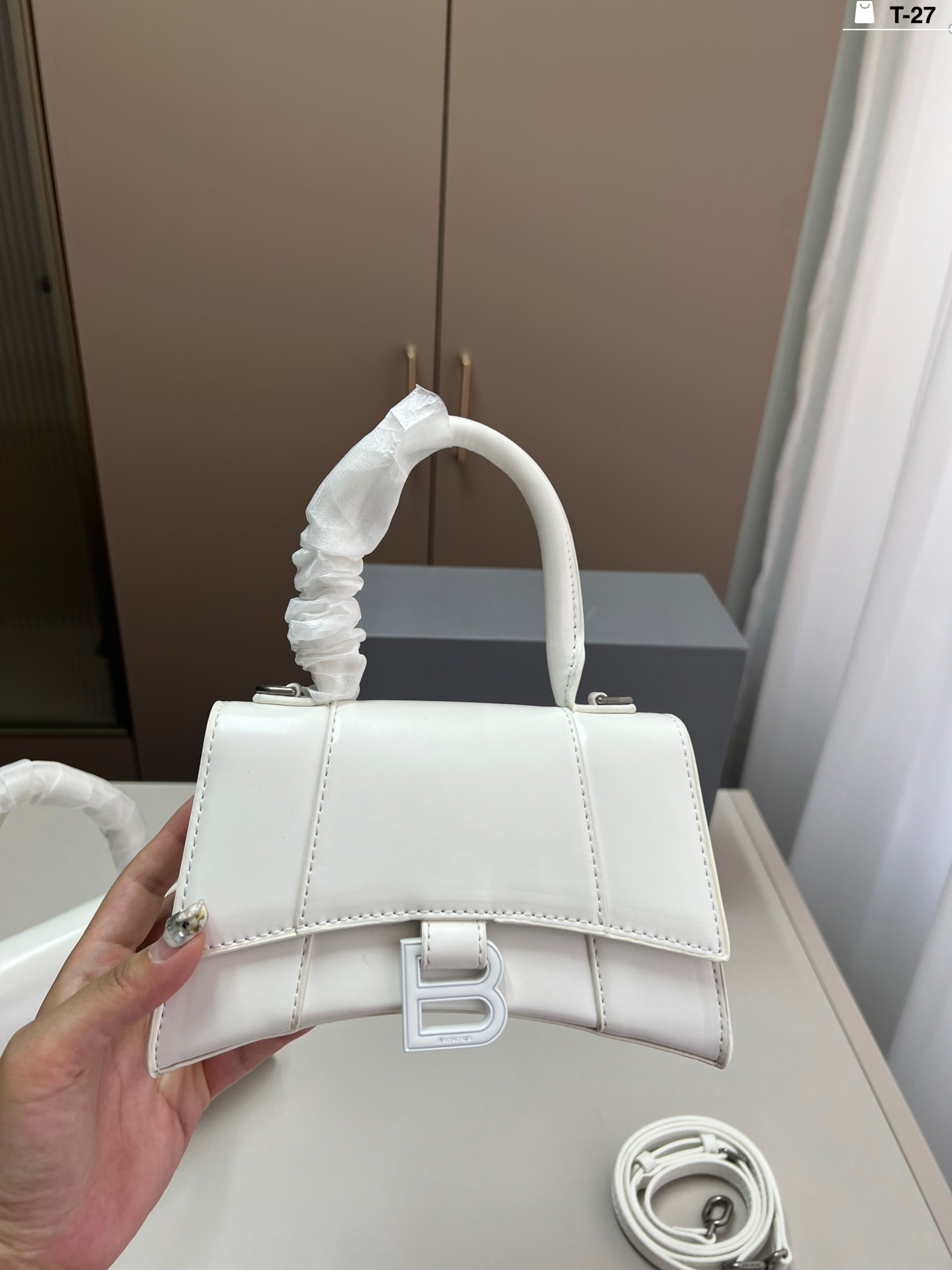 小💰p135 巴黎世家沙漏包（平纹） 优雅 时尚 简单又大方 还带给你带来复古潮流的感觉 T-27尺寸19&times;9/22&times;10折叠盒