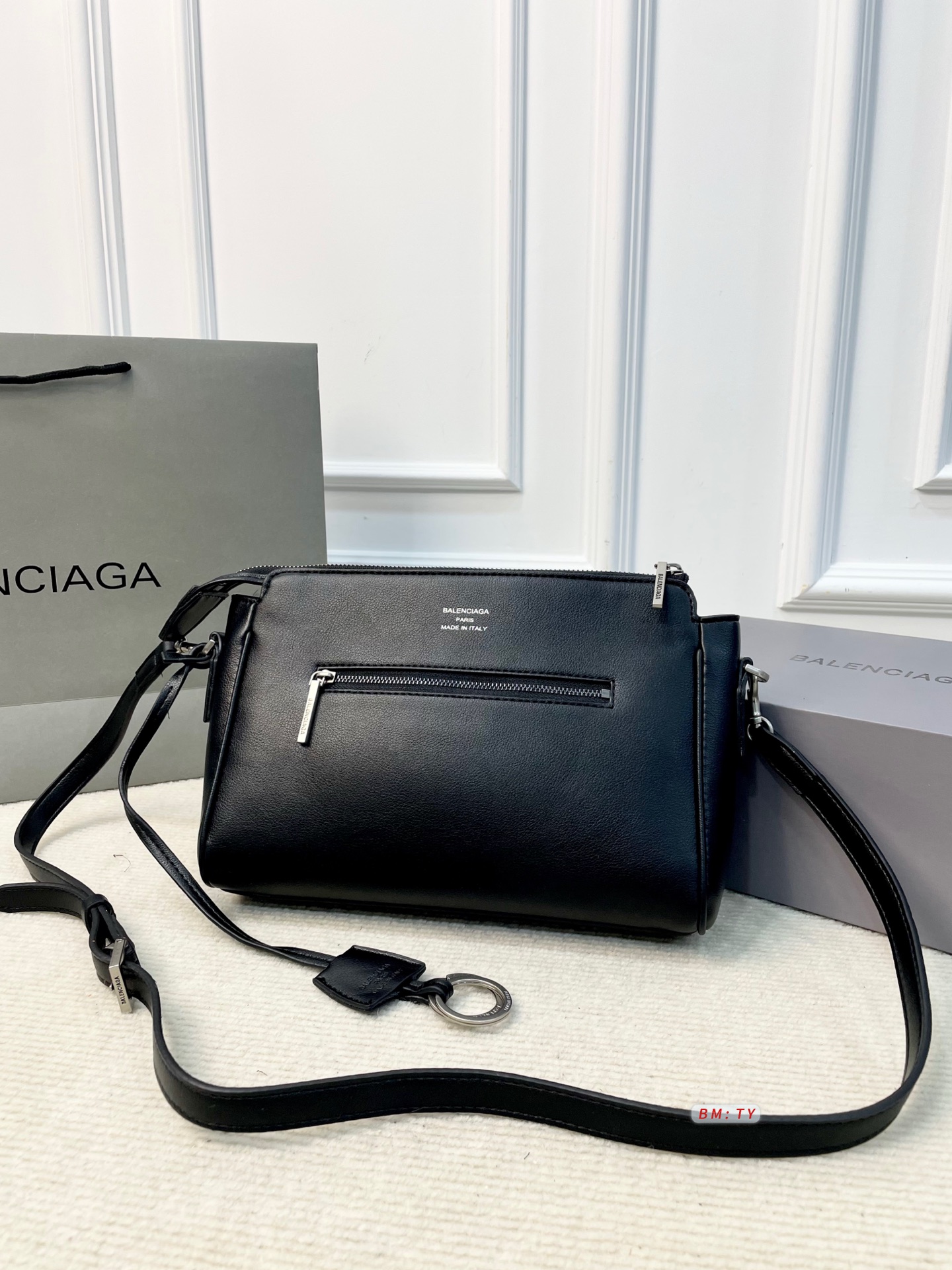 💰165 配折叠礼盒 巴黎世家Bel Air邮差包，质感细腻耐用，配色低调优雅，金属扣件精致有质感。包型经典，线条流畅，尺寸适中，通勤休闲都很适合。肩带可调节，支持单肩、斜挎多种背法，灵活百搭。内部空间合理，日常物品轻松收纳。 尺寸：27*10*18