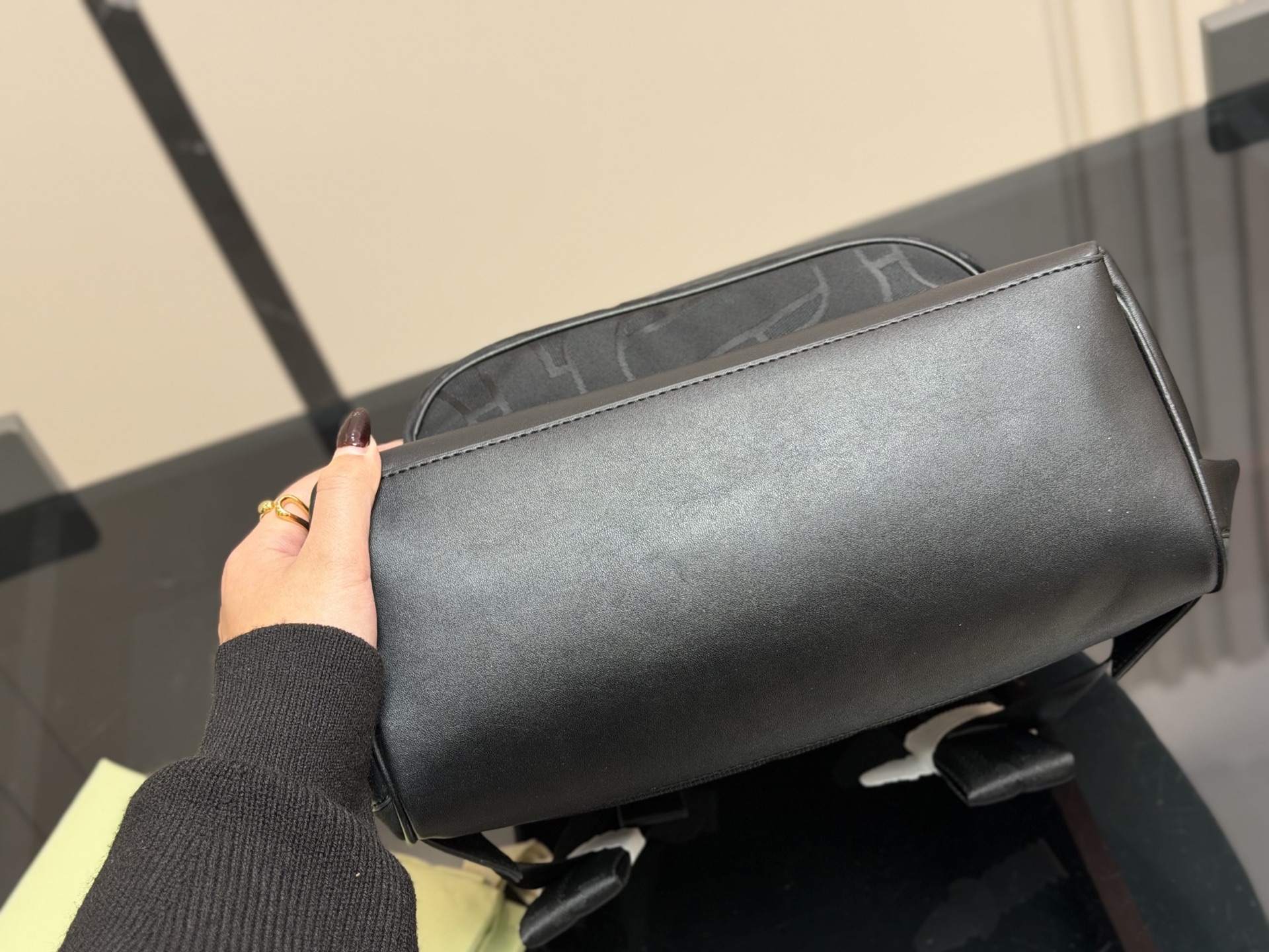 &yen;220 无盒 轻便又🈶️容量 size：30*40cm 巴宝莉双肩包🎒 这款背包以标志性Burberry Trench风衣的独创面料作为灵感来源， 采用与棉质嘎巴甸同为密织结构的柔韧尼龙材质制成。 真的是好用到心坎里。