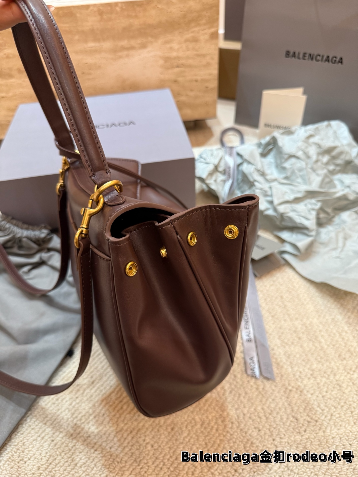 顶级原单 P240 巴黎世家 RODEO 托特包 矮个子也能驾驭的一款包包! 虽说是有两个扣子 建议老婆们扣在里面 前面可以拉拢下来更有设计感 更独特 和秋冬季的衣服超好搭!超米超喜欢💕 尺寸小号28.20