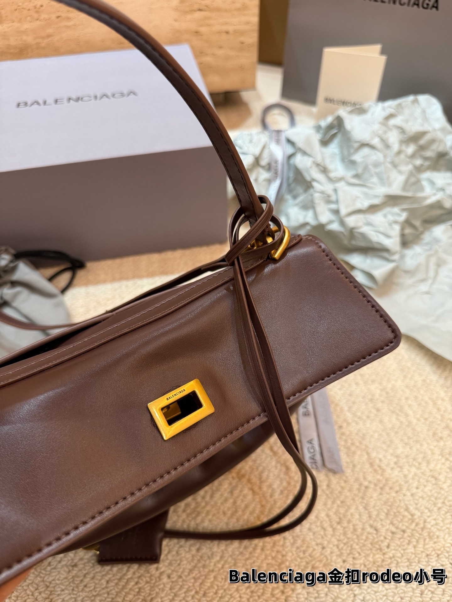 顶级原单 P240 巴黎世家 RODEO 托特包 矮个子也能驾驭的一款包包! 虽说是有两个扣子 建议老婆们扣在里面 前面可以拉拢下来更有设计感 更独特 和秋冬季的衣服超好搭!超米超喜欢💕 尺寸小号28.20