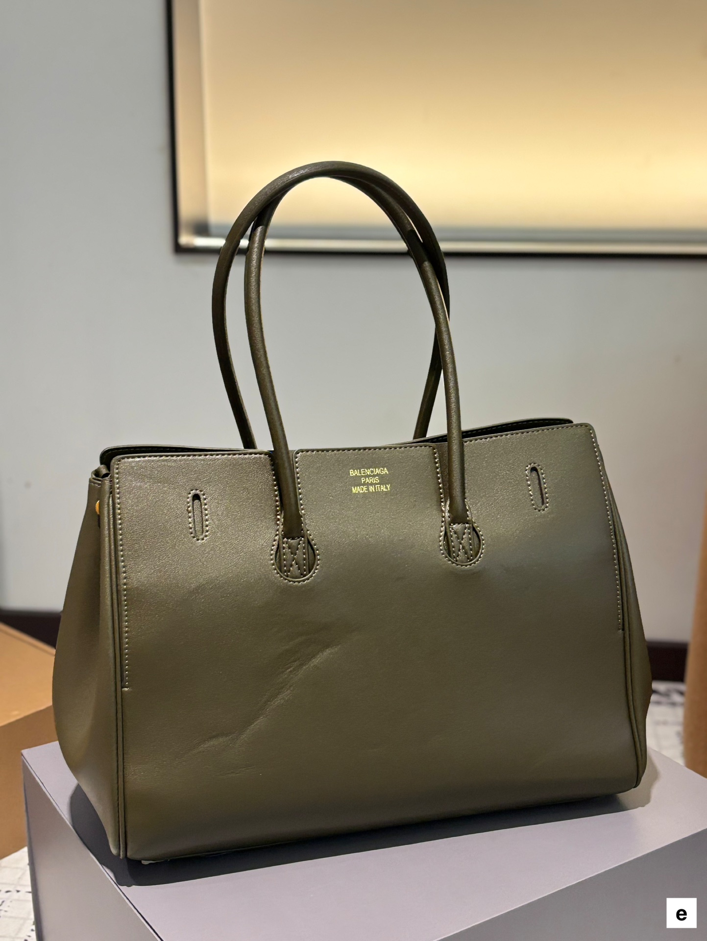 牛皮 p285 卡戴珊look|巴黎世家 甲甲卡戴珊(Kim Kardashian)套装巴黎世家家的 (铂金包Balenciaga belair)黑色机车过膝靴穿出了卡戴珊的霸气. 。。今年巴黎世家的包把爱马仕玩的淋漓尽先是kelly redeo，又是birkin的belair。光价格没比爱 马仕便宜哦，真是又爱又恨的。大号35 30cm