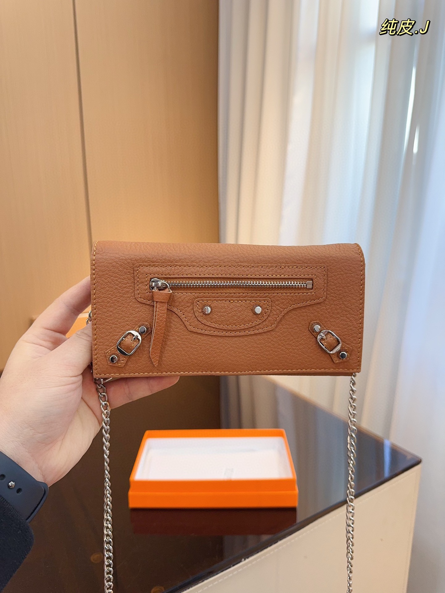 p130配礼盒🎁. 巴黎世家 新款钱包! 你敢说你能抗拒它的光环嘛😇 格局超级赞! 新年新钱包哦!尺寸:20*3*10cm