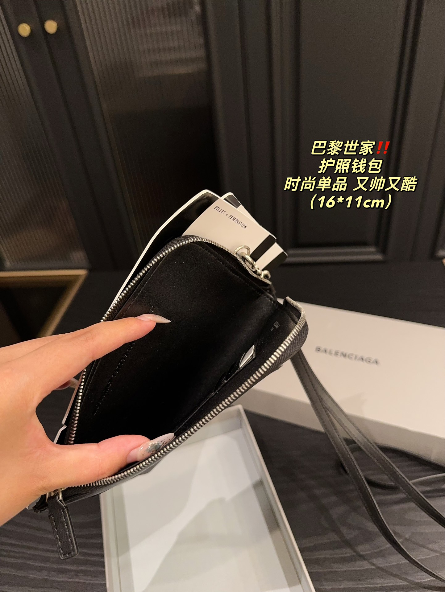 P250⚠️配盒️尺寸16.11 巴黎世家护照钱包 独特的艺术气息 颜值高 集美必入