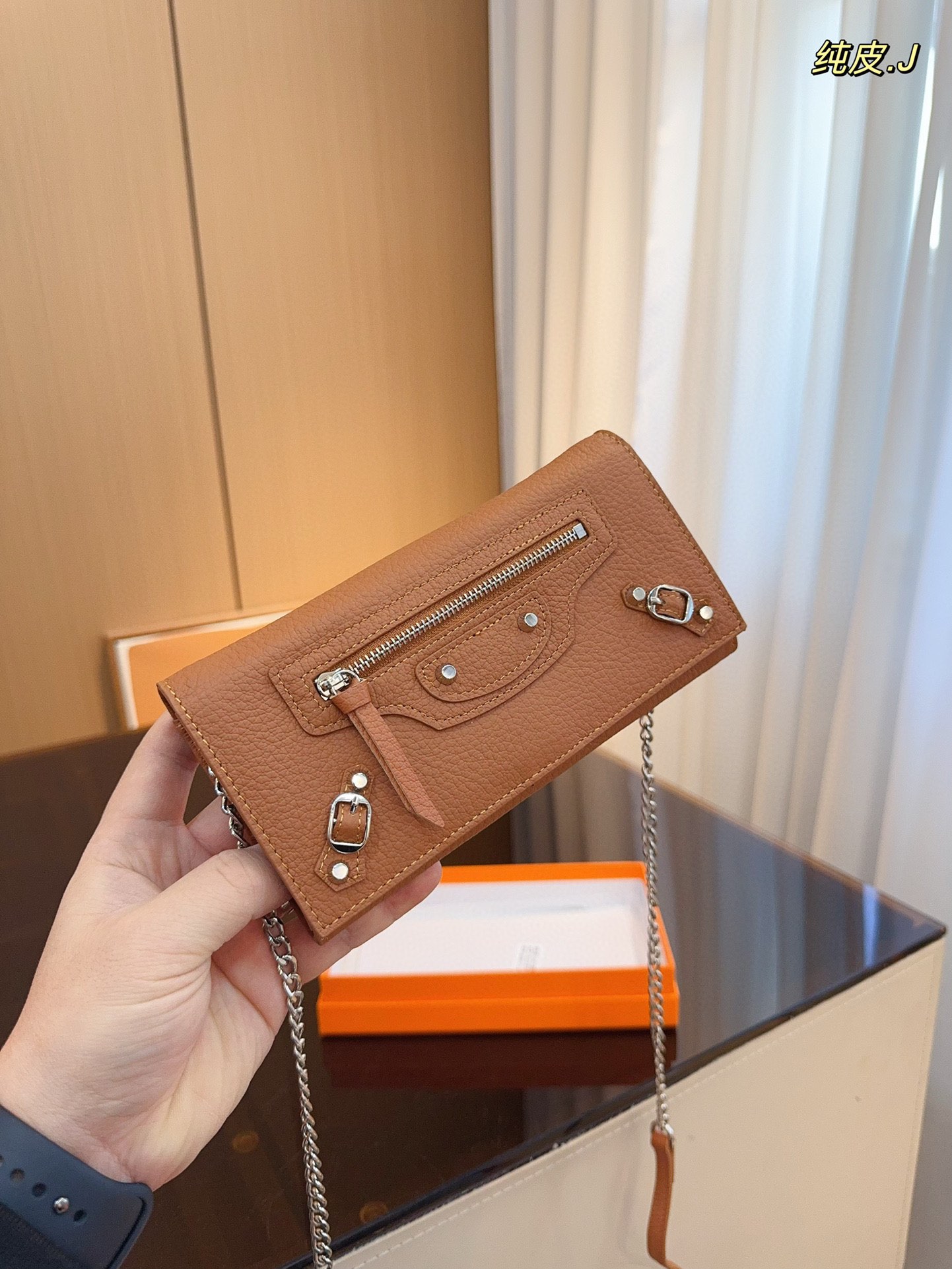 p130配礼盒🎁. 巴黎世家 新款钱包! 你敢说你能抗拒它的光环嘛😇 格局超级赞! 新年新钱包哦!尺寸:20*3*10cm