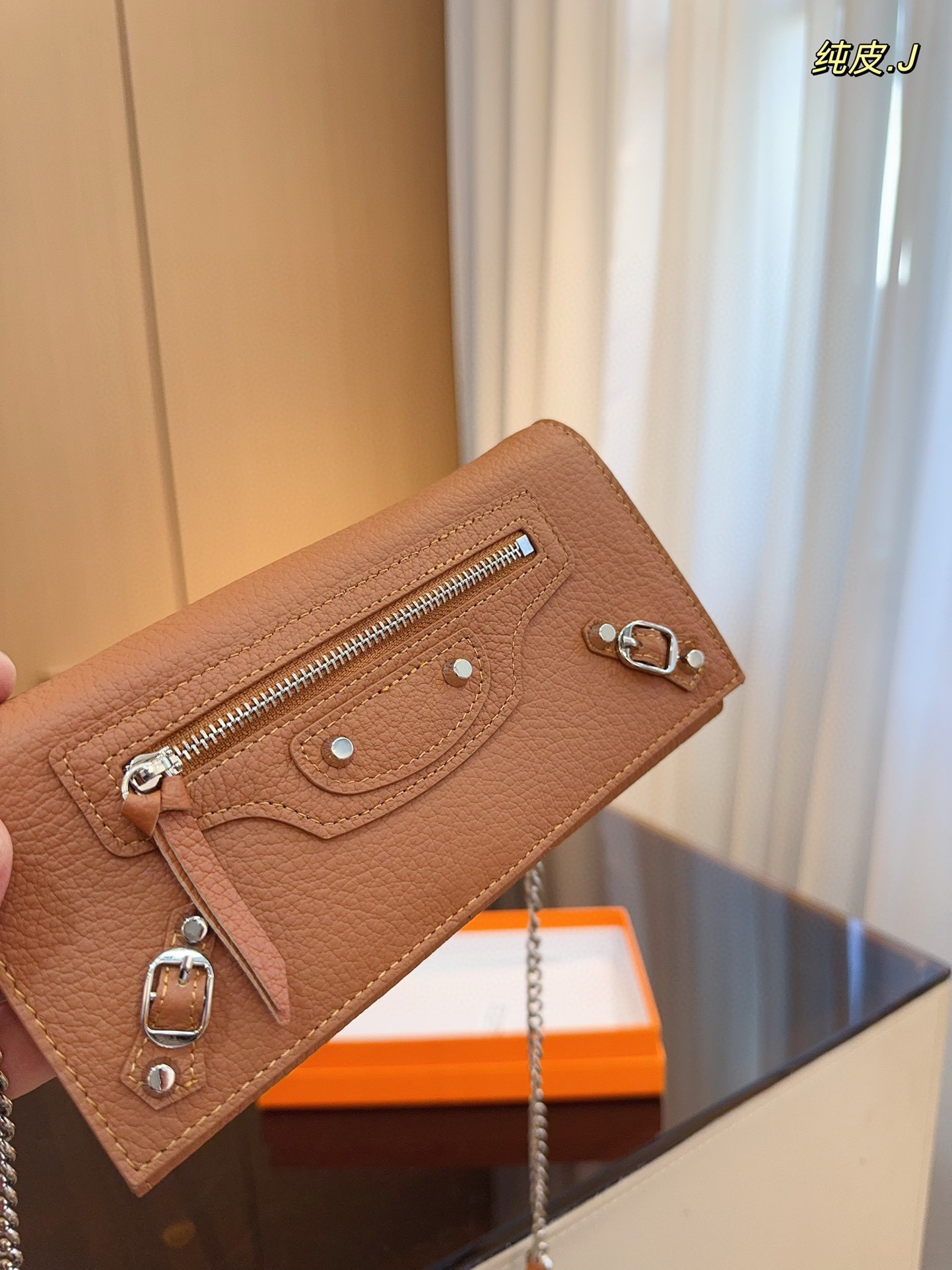 p130配礼盒🎁. 巴黎世家 新款钱包! 你敢说你能抗拒它的光环嘛😇 格局超级赞! 新年新钱包哦!尺寸:20*3*10cm