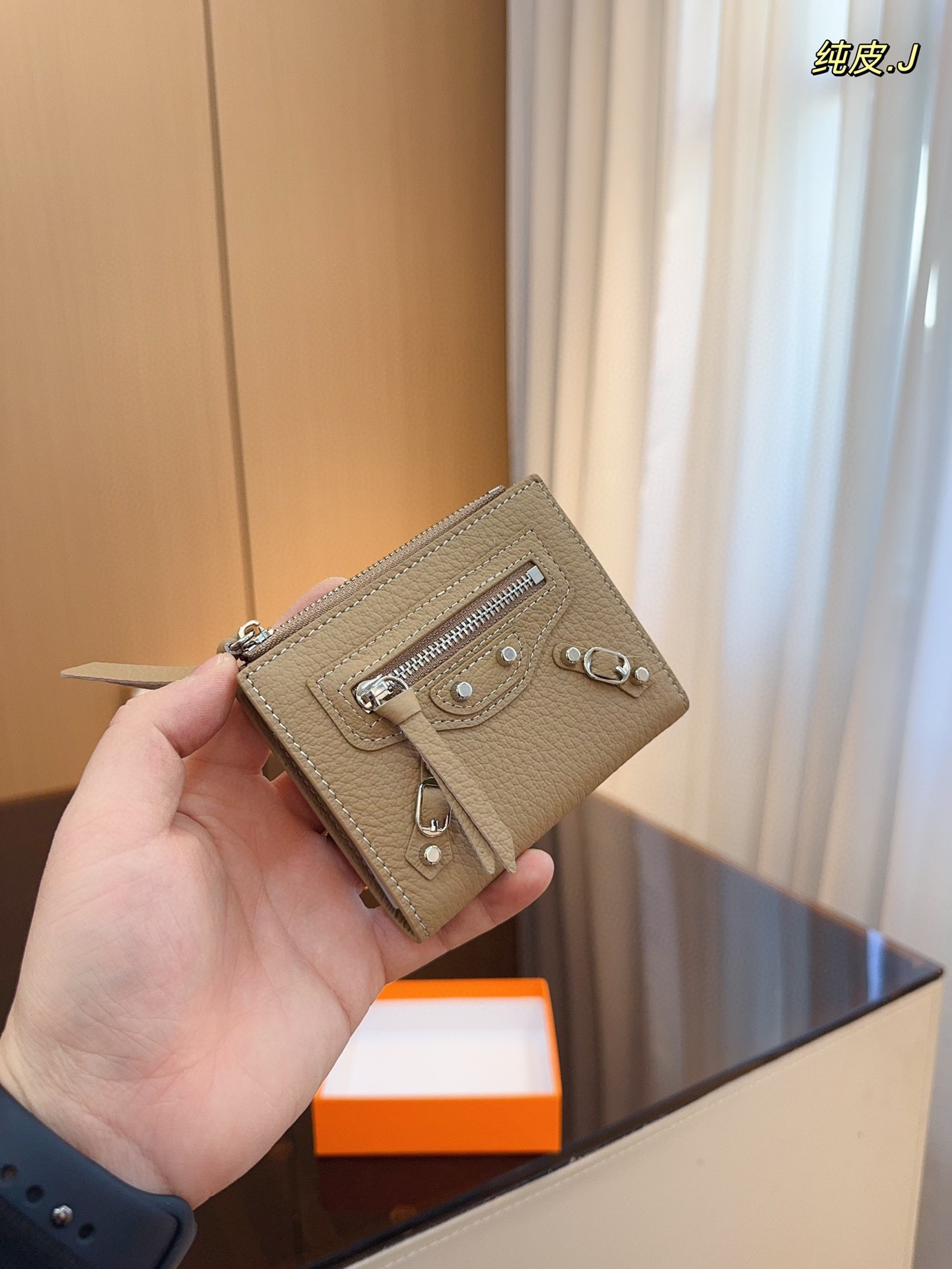 p100配礼盒🎁. 巴黎世家 新款钱包! 你敢说你能抗拒它的光环嘛😇 格局超级赞! 新年新钱包哦!尺寸:11*9cm