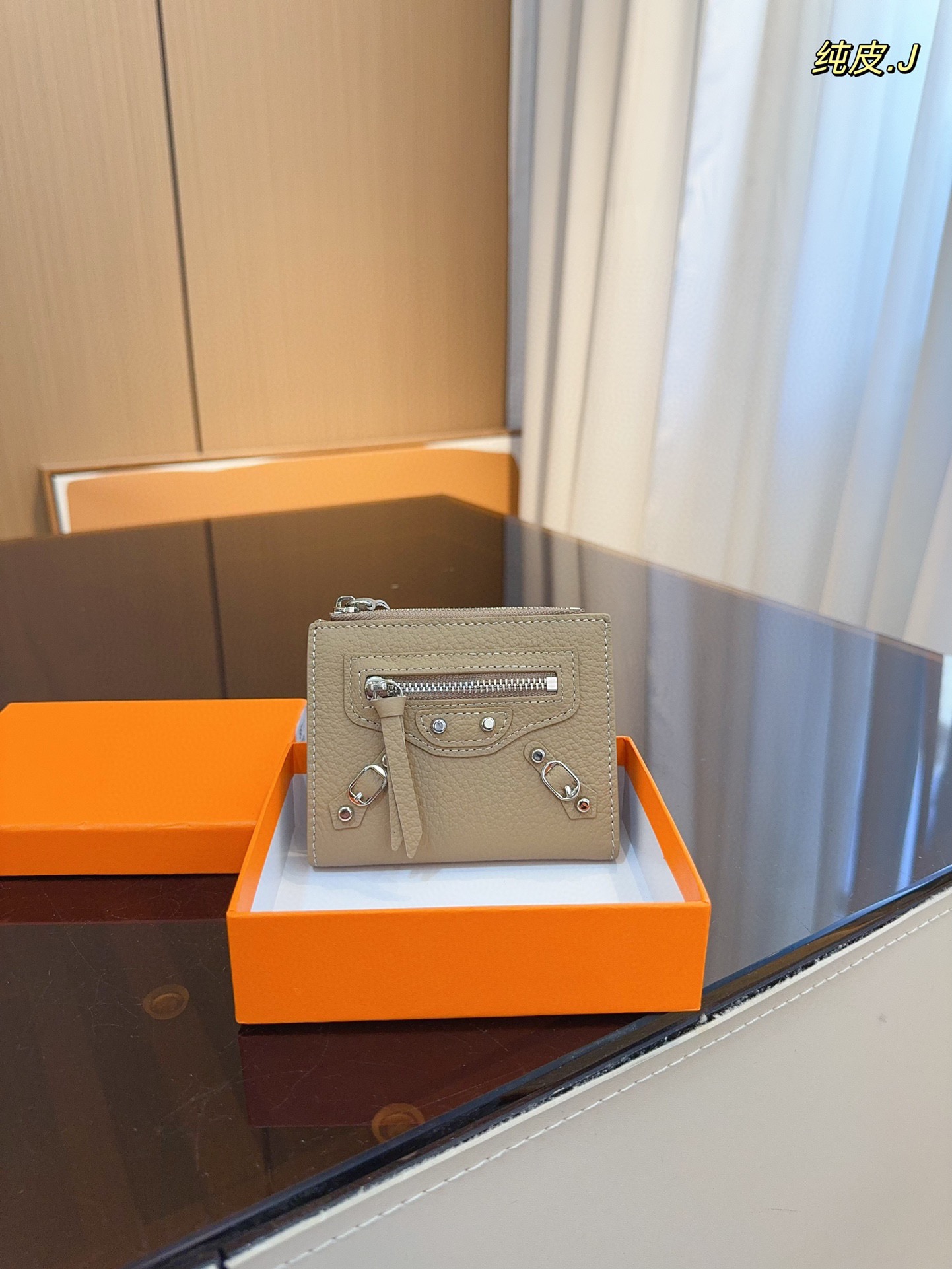p100配礼盒🎁. 巴黎世家 新款钱包! 你敢说你能抗拒它的光环嘛😇 格局超级赞! 新年新钱包哦!尺寸:11*9cm