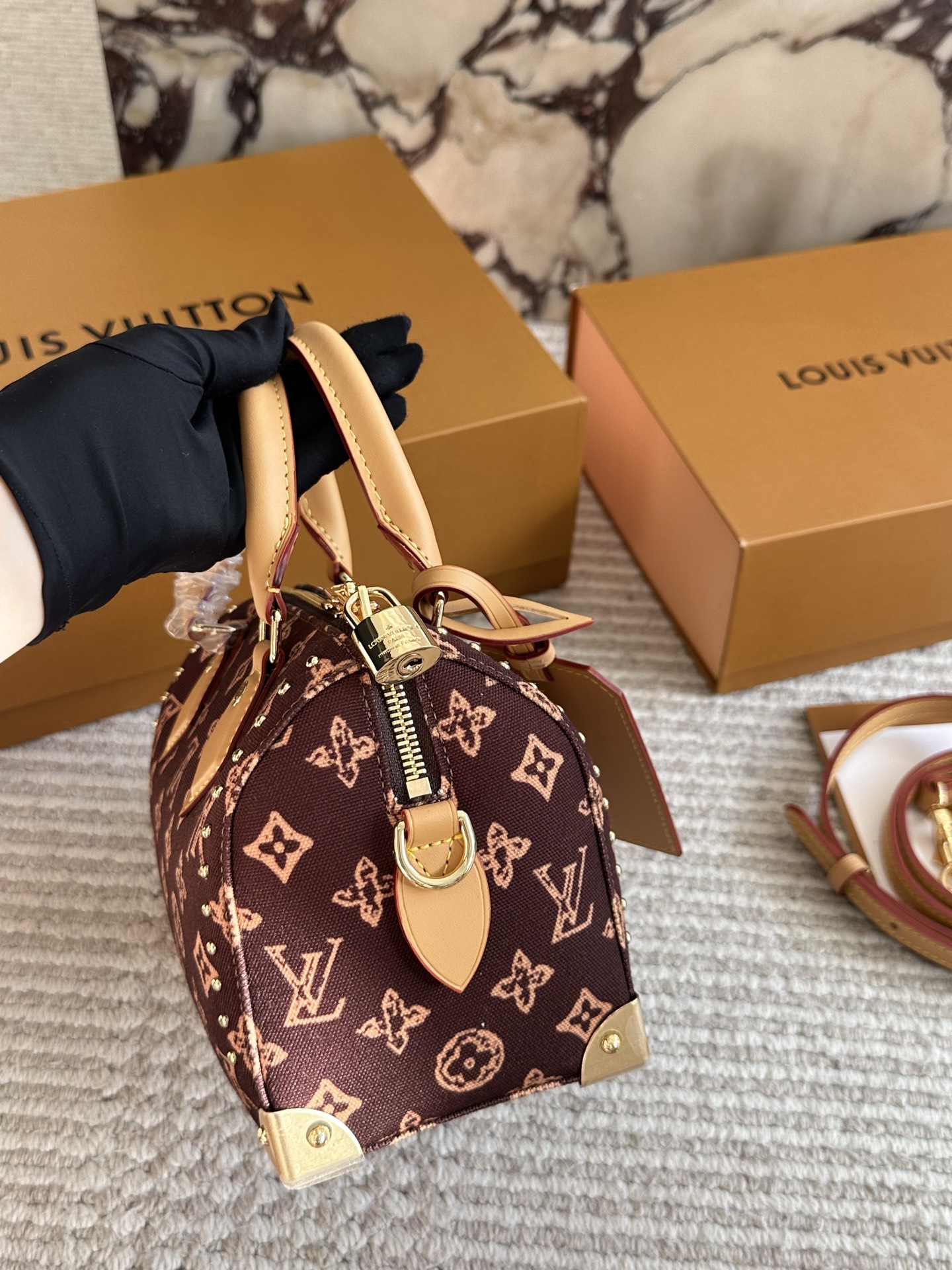 复刻版 ¥225 Lv 小枕头包 原单密封包装‼‼对NANO SPEEDY尺寸相当小巧 所以搭配中尽显时尚靓丽迷人气质,但是携带轻盈,轻轻松松搭一款NANO SPEEDY出门,它不仅适合休闲打扮,同样适合运动、旅行、参加party时使用哟,小身材的迷你包就是这么任性20*14cm 全套礼盒🎁