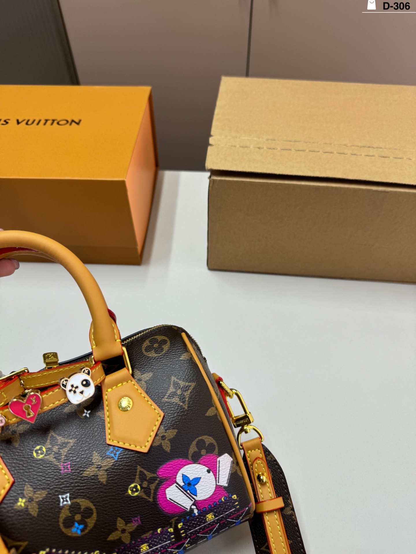 💰p160 D-306尺寸28×14折叠盒飞机盒 LV NanoSpeedy 圣诞限定Nano Speedy, Vivienne卡通形象超可爱! 日常出街或节日氛围感满分尺寸小巧 是LV圣诞限定系列热门款,收藏or送礼都超合适