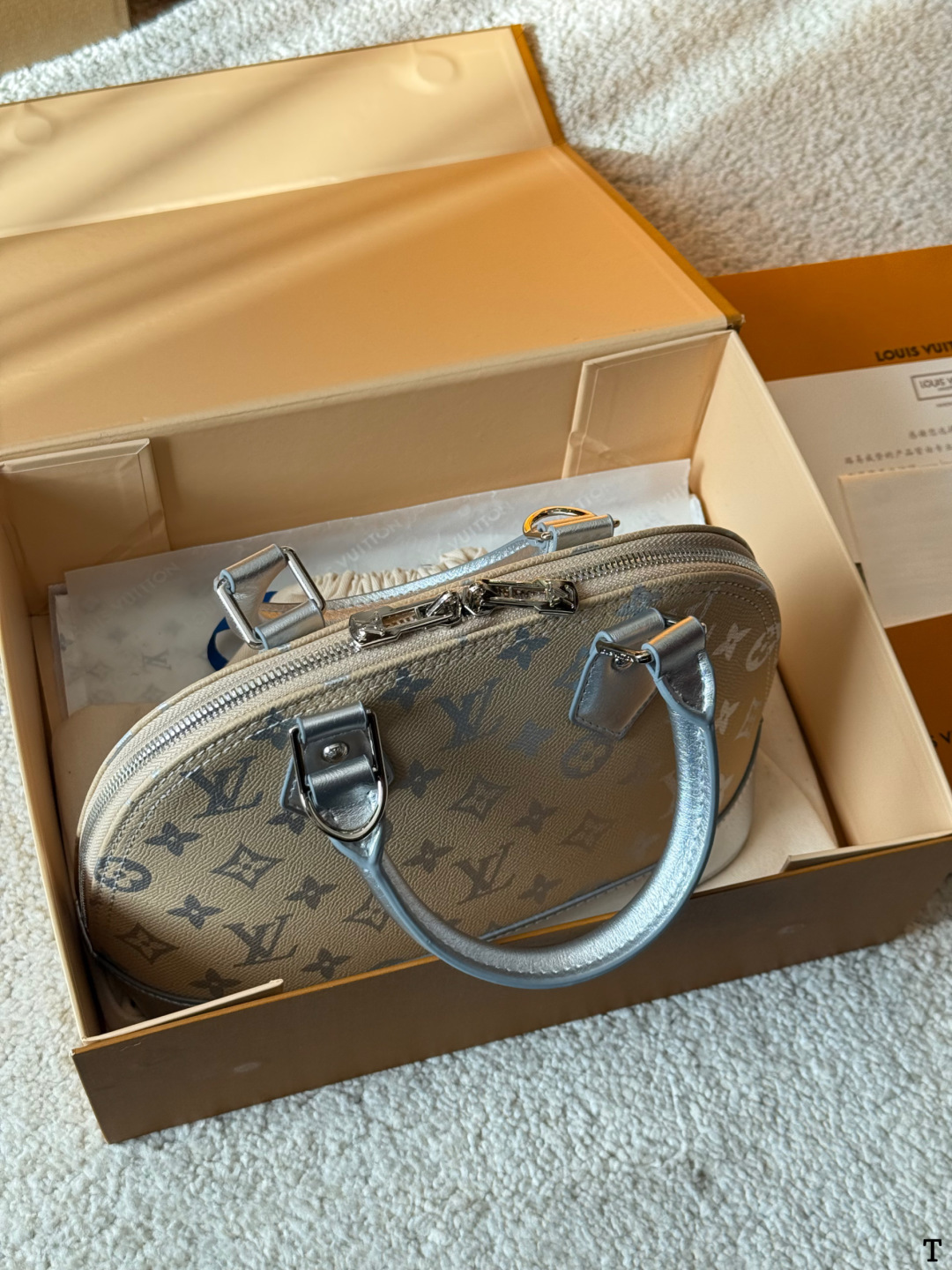 牛皮版本 p150/125 Lv 路易威登 ｜alma bb印花牛皮贝壳包 原版高品质 包包这款Retiro 手袋以标志性的老花面料制成 经典永恒。优雅低调的外形设计和宽敞的包身更加入了实用性。使用说明：-变色牛皮饰边，闪亮的纯钢金色五金配件- 可调节肩带，配有树糕皮的肩垫，拉链闭合。- 超细纤维内衬 尺寸 24 18cm 16 12cm