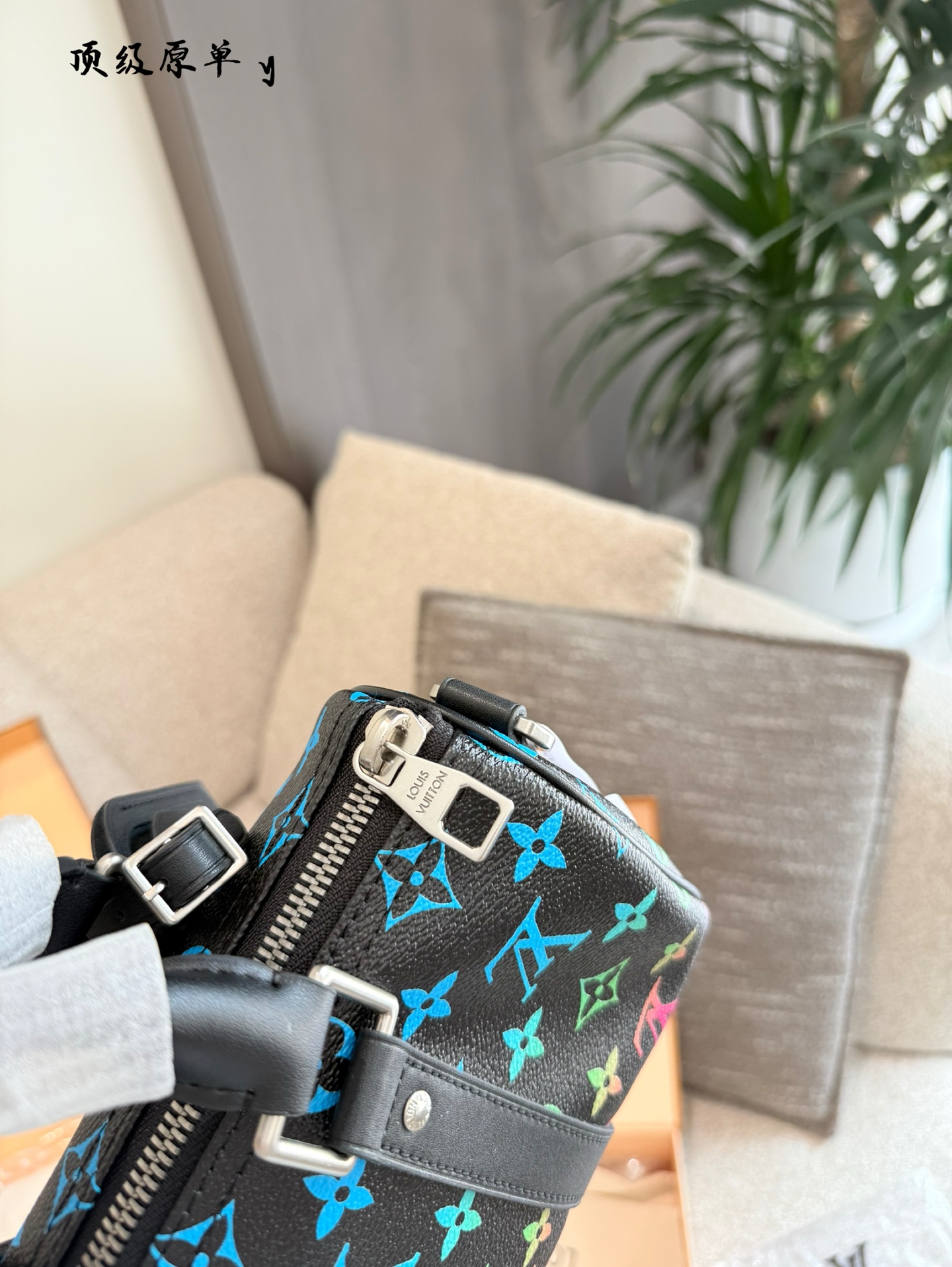 p220 LV渐变彩虹Keepall25 科技感拉满的时尚单品宝子们! LV又放大招啦!这款Keepall25渐变彩虹色真的绝了~ 教染神仙配色 从经典老花到渐变彩虹的自然过渡，像把雨后天空背在身上!男女通杀的中性风，和对象搭成情侣款回头率200% *黑科技加持 包包内置NFC芯片，手机一扫就能验证真伪!再也不用担心买到J货啦~而且涂层帆布防水耐脏，日常通勤、旅行说走就走 设百变背法 可拆卸可调节肩带，手提、单肩、斜挎都能轻松驾驭!251115cm的黄金比例，装下13寸电脑、化妆品、水杯完全无压力~通勤、约会、探店一包搞定 害染细节控狂喜 皮质挂牌质感满分，五金logo在阳光下超闪!包型硬挺有型，塞满东西也不塌，实用性和颜值双在线~现在这款彩虹包已经火到断货啦!喜欢的宝子赶紧冲~在评论区说说，你最喜欢哪个细节吧+