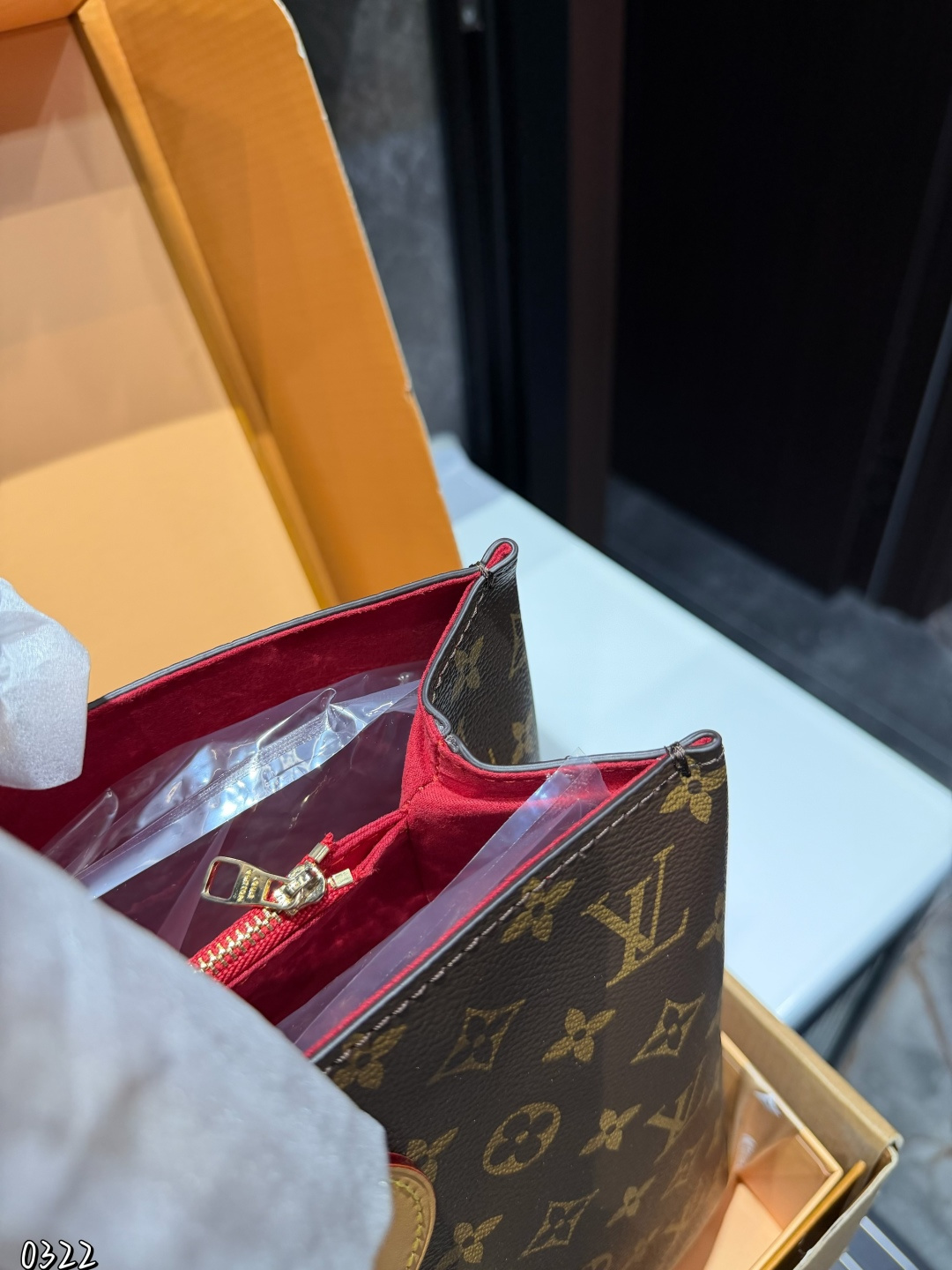 ❤️P150❤️ LV 2024秋冬的绝绝子手袋一LV Piano 手袋!这款手袋不仅融合了经典设计，还注入了现代的摩登风范，真的是好用到哭!Piano 手袋以利落的构型和侧面三角皮革烘托出Monogram图案的经典格调，再借不对称手柄释放出秋冬系列的摩登气息，令日常所需轻松随行!这个尺寸非常让人想起以前的Totally PM或lena PM，大家还记得吗?全拉链设计，完全可调节的带子，非常结实，简直是通勤的绝佳选择!皮革角和底部设计更是提升了手袋的耐用性和高级感，无论是日常使用还是出门逛街，都能轻松驾驭，真的是宝藏手袋 尺寸：43 27cm