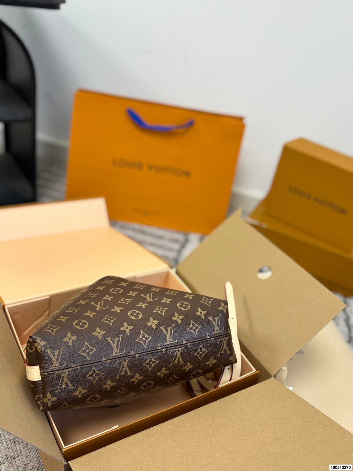 P140(折叠飞机礼盒) LV钟楚曦同款Multipass上身实拍来喽又是钟姐严选了#钟楚曦/同款包蛮复古的一只,个人认为!非常之轻巧,带拉链耶!不怕掉东西了尺寸28 26cm