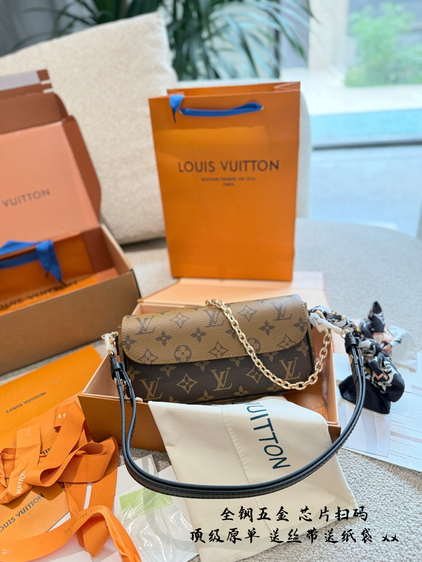 p245 升级版 全钢五金 WALLET ON CHAIN IVY手袋 专柜￥104,200 Lv新款ivy 5月8号.上市啦 全新配色腋下包ivy重出江湖 采用反转色的包盖设计搭配黑色的肩带 升级后的ivy没有了vivien 黄色牛皮 对比老花植糅革配色，更加的耐造和使用哦~❷