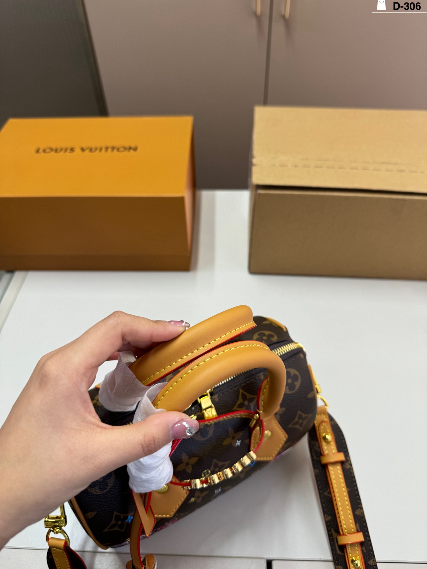 💰p160 D-306尺寸28×14折叠盒飞机盒 LV NanoSpeedy 圣诞限定Nano Speedy, Vivienne卡通形象超可爱! 日常出街或节日氛围感满分尺寸小巧 是LV圣诞限定系列热门款,收藏or送礼都超合适