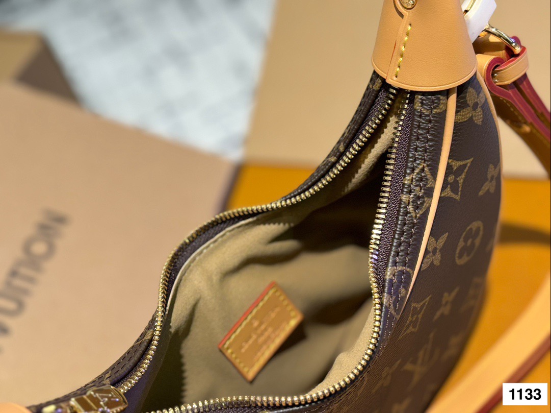 高品质&yen;165 可盐可甜的天花板一_LV 豌豆包 LV豌豆包的名字叫Loop，意思是&ldquo;环形&rdquo;，但因为长得实在太像豌豆了，所以大家便不约而同把它称为&ldquo;豌豆 它的长度是最黄金的23厘米，市面上腋下包的尺寸大多是大于25cm或者小于20cm的尺寸，别看差距不大，但既要符合不同身高女生的需求又要考虑到实用度，这点上显然做得更加贴心。也正是因为尺寸合理,所以各种背法.上身都非常时髦。 一根金属链条还有一根可调节肩带，包形和手感都很 好，凹造型绝美，随意搭配都会很出彩。#|v #Iv 豌豆包