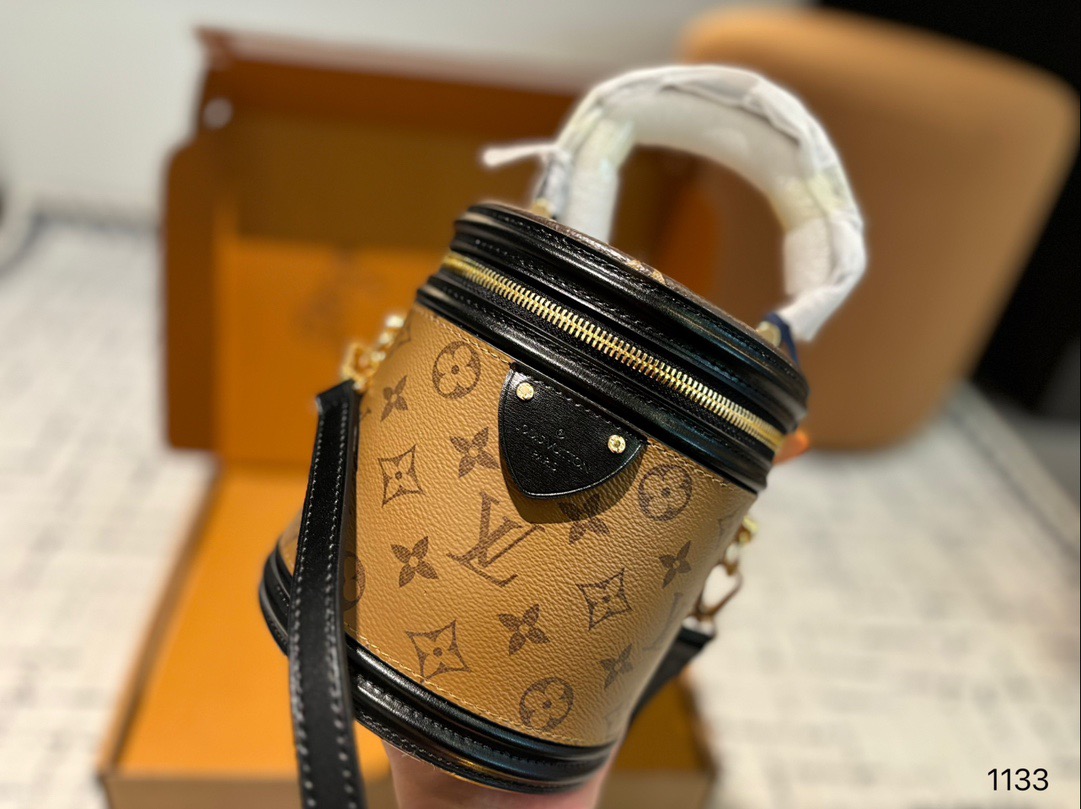 P185配礼盒🎁 Lv cannes 水桶包 发财桶新出的 太可爱啦nano发财桶 越用越香！！！ 尺寸大号15 17